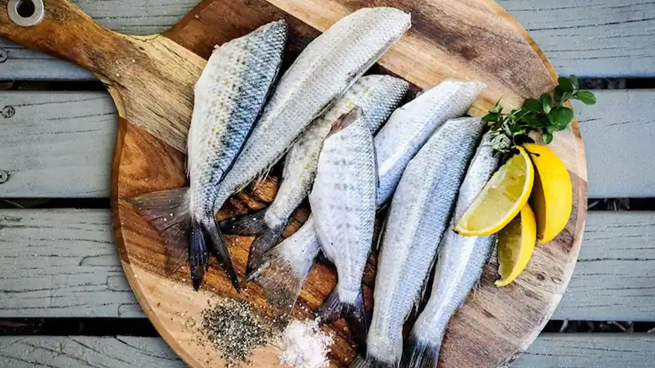 వర్షాకాలంలో నీటి వనరులు కలుషితం కావడం వల్ల నీటి ద్వారా సంక్రమించే వ్యాధులు ఎక్కువగా ప్రబలుతాయి. నీటి వనరులలో నివసించే చేపలు ఈ వ్యాధులకు గురవుతాయి. ఉదాహరణకు, జంతువుల మూత్రం ద్వారా కలుషితమైన నీటి ద్వారా సంక్రమించే లెప్టోస్పిరోసిస్ అనే బాక్టీరియల్ ఇన్ఫెక్షన్ వర్షాకాలంలో సర్వసాధారణం. ఈ ఇన్ఫెక్షన్ సోకిన చేపలను తినడం వల్ల వ్యక్తులు అటువంటి వ్యాధులకు గురవుతారు. తీవ్రమైన ఆరోగ్య సమస్యల బారిన పడతారు. 