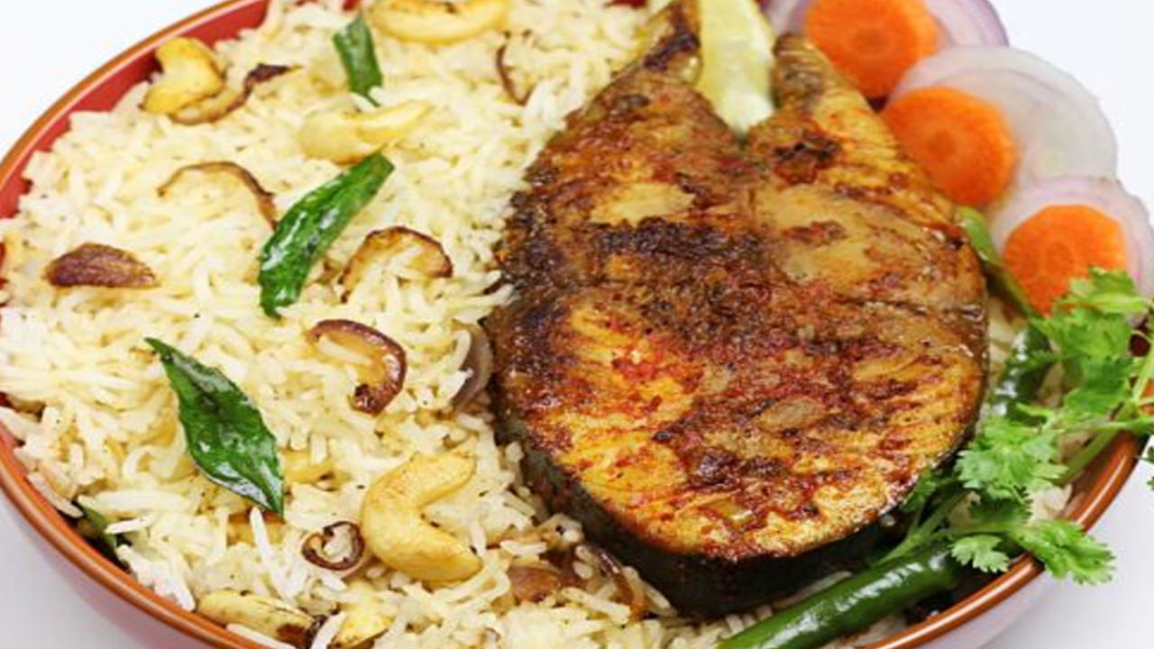 చేపలు ప్రోటీన్, ఒమేగా-3 కొవ్వు ఆమ్లాలు, ఇతర ముఖ్యమైన పోషకాలకు మూలం. అయినప్పటికీ వర్షాకాలంలో చేపలను తినే విషయంలో జాగ్రత్త వహించడం చాలా ముఖ్యం. బాక్టీరియా, పరాన్నజీవులు, విషపదార్థాలతో కలుషితమైన చేపలను తినడం వల్ల కలిగే ప్రమాదాలు అనేకం కనుక. చేపలను తినడం వలన నీటి ద్వారా సంక్రమించే వ్యాధులు పెరుగుతాయి. అంతేకాదు జల పర్యావరణ కోసం కూడా చేపలకు దూరంగా ఉండాలని సూచిస్తున్నారు. 