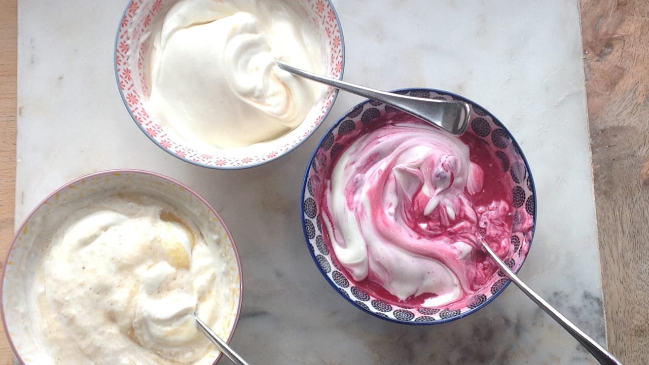 ఫ్లేవర్డ్ పెరుగు.. చాలా మంది తమ అల్పాహారంలో ఫ్లేవర్డ్ పెరుగును తీసుకుంటారు. ఇవి రుచిగా ఉన్నప్పటికీ, వాటిలో చక్కెరలు కలుపుతారు. ఉదయాన్నే ఎక్కువ మొత్తంలో చక్కెర తీసుకోవడం హానికరం. ఇది మీ రక్తంలో చక్కెర స్థాయిలను పెంచుతుంది. 