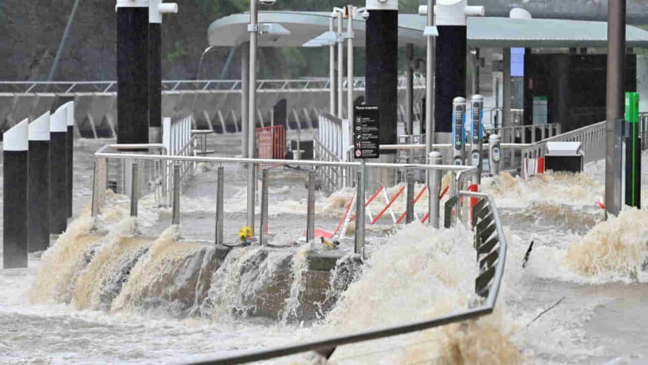 Watch: మెట్రో స్టేషన్‌ను ముంచెత్తిన వర్షపు నీరు..ప్రయాణికుల పరిస్థితి ఎలా ఉందంటే..!