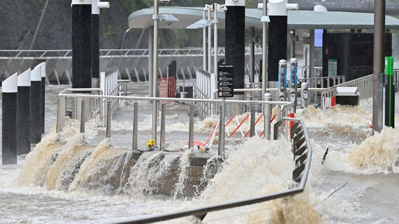 Watch: మెట్రో స్టేషన్‌ను ముంచెత్తిన వర్షపు నీరు..ప్రయాణికుల పరిస్థితి ఎలా ఉందంటే..!