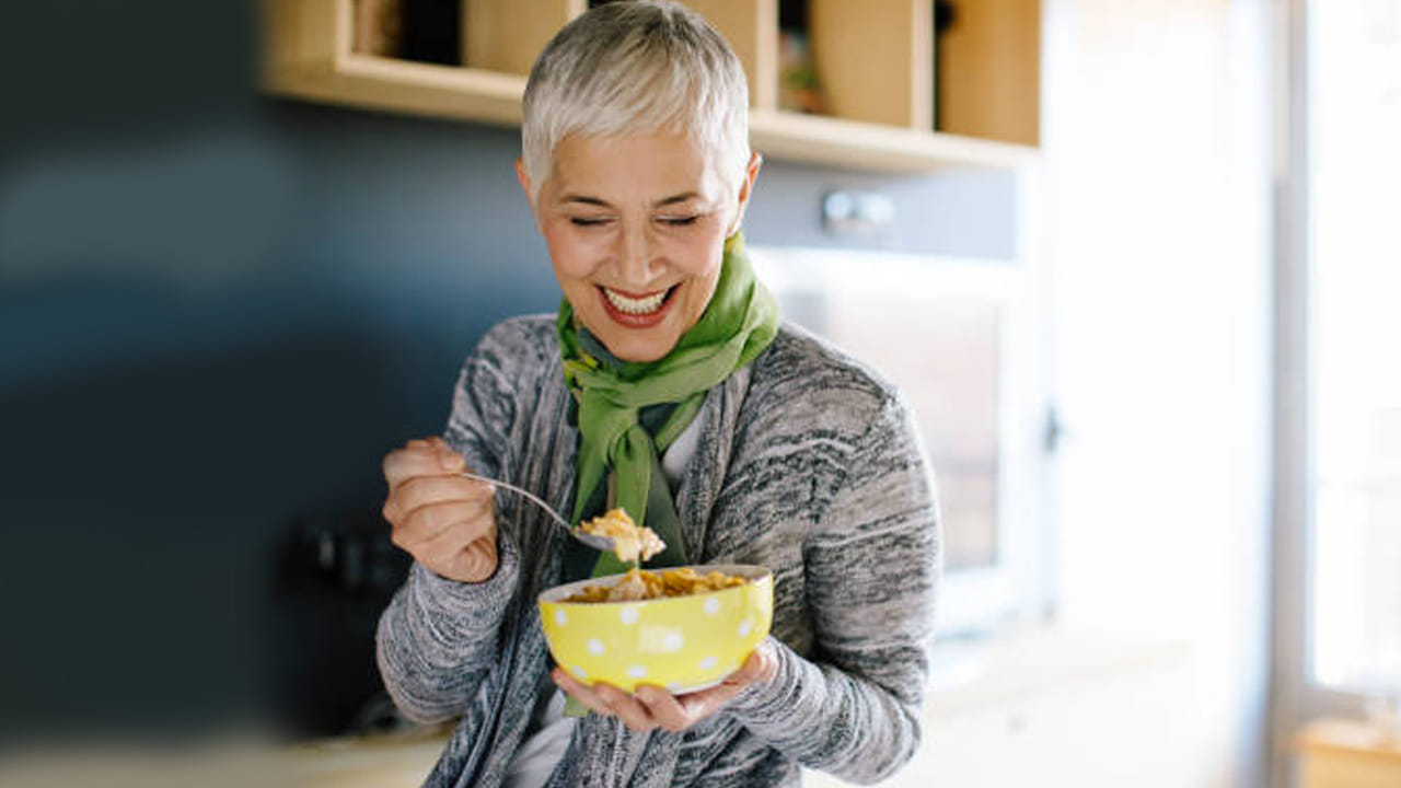 మెనోపాజ్ దశలో మానసిక ఆందోళన, ఒత్తిడి ఎక్కువ అవుతాయి. దీని కారణం ఆ సమయంలో హార్మోన్ల అసమతుల్యత ఉండటం. అయితే ఈ సమస్య ఒక్కో మహిళలో ఒక్కోలా ఉంటుంది. ఇది నివారించడానికి సరైన సమయంలో మంచి ఆహారం తీసుకోవడం ముఖ్యం.