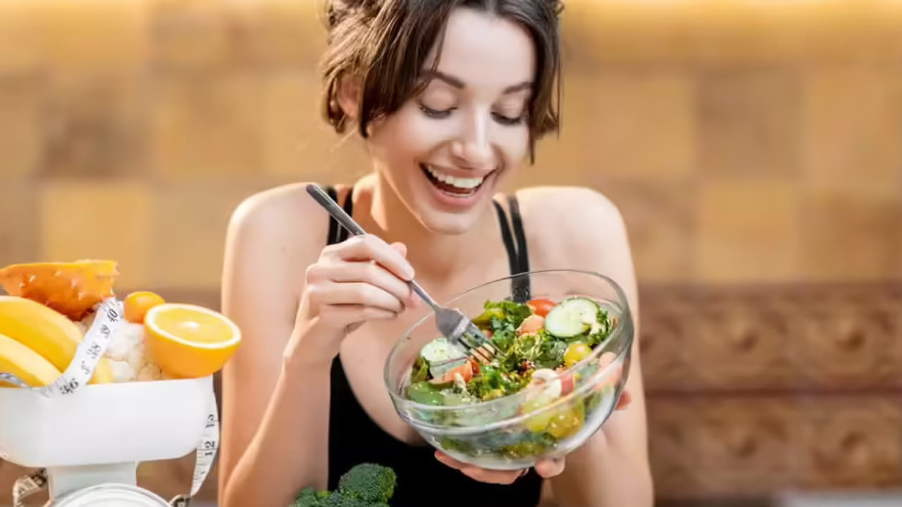 అల్పాహారం ఒక ముఖ్యమైన భోజనం, దానిని దాటవేయకూడదని అంటున్నారు నిపుణులు. మీ ఉదయం ప్లేట్ కడుపు ఉబ్బరం లేని, మంచి అనుభూతిని కలిగించే రోజుకి కీలకం. దీని కోసం ఫ్యాన్సీ పదార్థాలు లేదా ఖరీదైన సూపర్‌ఫుడ్‌లు అవసరం లేదు.కేవలం బుద్ధిపూర్వకంగా తింటే చాలు. ఉబ్బరం అనేది ఒక సాధారణ సమస్య, తరచుగా జీవనశైలి ఎంపికలు సరిగా లేకపోవడం వల్ల ఇది జరుగుతుంది. అల్పాహారం మీ ఆరోగ్యాన్ని జాగ్రత్తగా చూసుకోవడానికి మంచి మార్గం. అల్పాహారం విలాసవంతంగా ఉండాలి. సంపూర్ణత కోసం కార్బోహైడ్రేట్లు, ప్రోటీన్, కొవ్వులను కలిగి ఉండాలి.