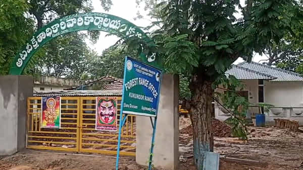 Andhra Pradesh: సర్కారు ఆఫీసుకు దిష్టి తగిలింది... పోవటానికి ఏం చేసారో తెలుసా..!