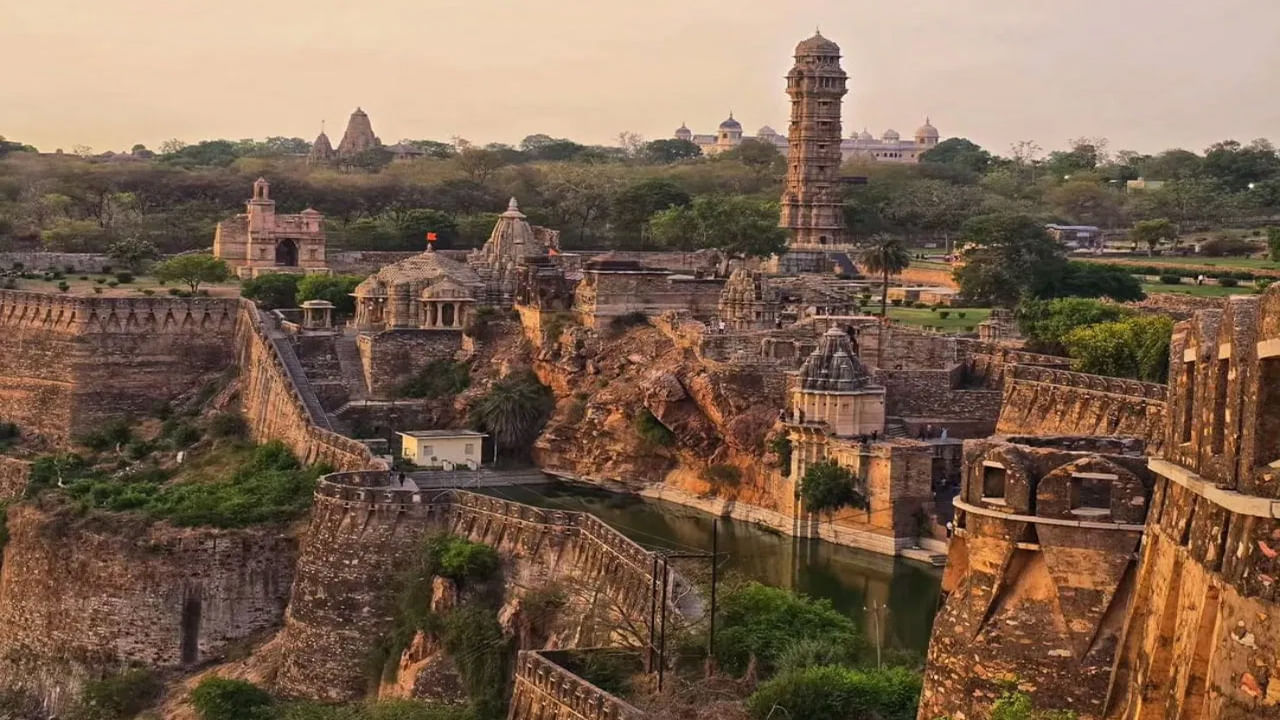 భారతదేశంలోని అతిపెద్ద కోటల జాబితాలో మొదటి స్థానంలో రాజస్థాన్‌లోని చిత్తోర్‌గఢ్ కోట నిలుస్తుంది. ఇది దాదాపు 700 ఎకరాల్లో విస్తరించి ఒక కొండపై ఉంది. ఈ కోట మేవార్‌కు గర్వకారణం. రాణి పద్మిని , రాణా రతన్ సింగ్ వంటి చారిత్రక వ్యక్తులతో ముడిపడి ఉంది. కోట లోపల మీరు అనేక ఇతర చిన్న రాజభవనాలు, దేవాలయాలు, నీటి వనరులను కనుగొంటారు. ఈ కోటని పూర్తిగా చూడాలంటే.. దీనిని సందర్శించడానికి ఒక రోజుకి పైగా సమయం పడుతుంది. (క్రెడిట్: great_chittorgarh)