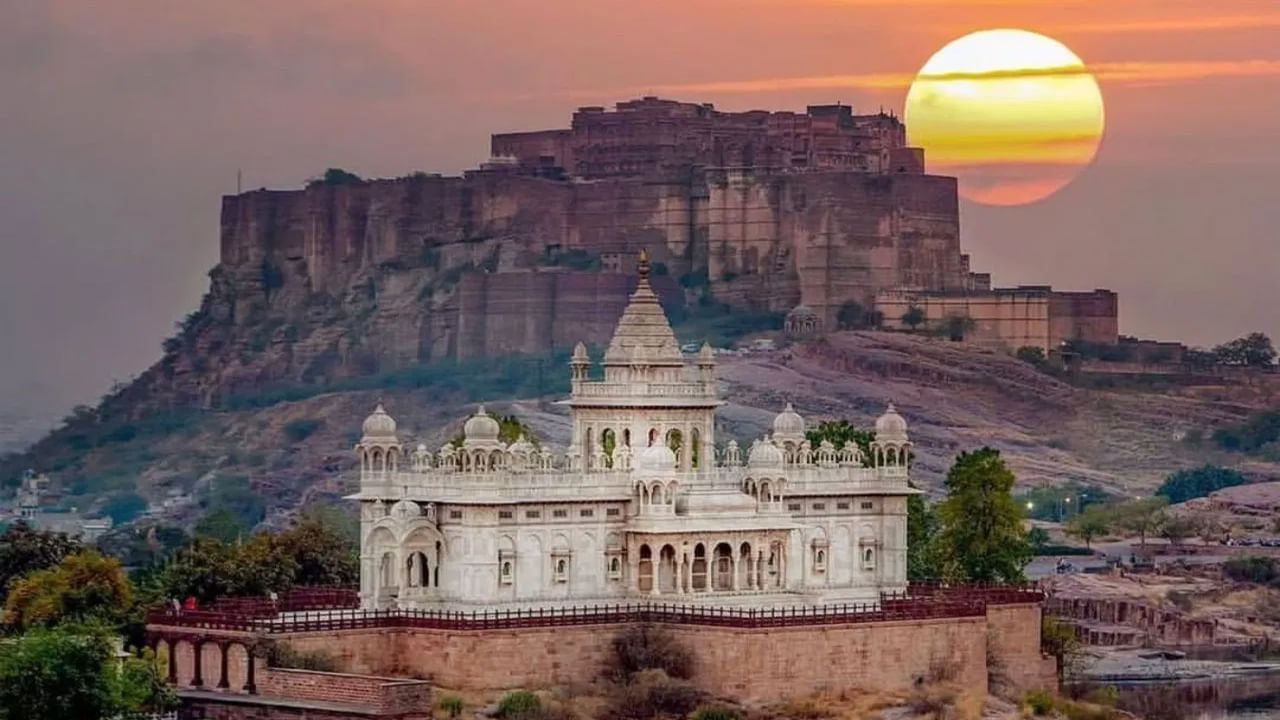 రాజస్థాన్‌లోని జోధ్‌పూర్‌లో ఉన్న మెహ్రాన్‌గఢ్‌ను 15వ శతాబ్దంలో రావు జోధా నిర్మించారు. ఈ కోట దాదాపు 400 అడుగుల ఎత్తులో ఉన్న కొండపై నిర్మించబడింది. ఈ భారీ కోట గోడలు పర్యాటకులను చరిత్రకు దగ్గరగా తీసుకువెళతాయి. ఇక్కడ ఒక మ్యూజియం కూడా ఉంటుంది. దీనిలో పూర్వకాలంలో రాజులు ఉపయోగించిన కత్తులు, ఆయుధాలు, దుస్తులు, పల్లకీలు ఉన్నాయి. (క్రెడిట్: beautyofindiainsta)
