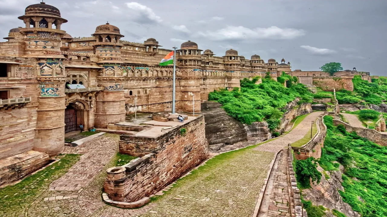 గ్వాలియర్ కోట భారతదేశంలోని అతిపెద్ద, బలమైన కోటలలో ఒకటి. ఇది దాదాపు 3 కిలోమీటర్ల పొడవు .. 1 కిలోమీటర్ వెడల్పు కలిగి ఉంటుంది. దీని ప్రత్యేకత ఏమిటంటే ఇది నిటారుగా ఉన్న కొండపై నిర్మించబడింది. నిలువుగా ఉన్న కోట బలాన్ని అంచనా వేయవచ్చు. ఈ కోట లోపల, గుజారి మహల్, మాన్ మందిర్, సాస్-బహు ఆలయం, టెలిస్కోప్ పాయింట్ వంటి ప్రదేశాలను అన్వేషించవచ్చు. (క్రెడిట్: mysoretusker)
