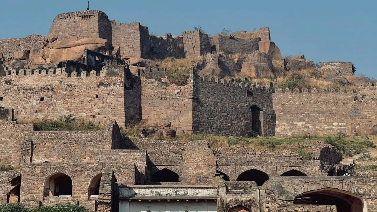 గోల్కొండ కోట పాత హైదరాబాద్‌లో ఉంది. ఇది దాదాపు 11 కిలోమీటర్ల విస్తీర్ణంలో ఉంది. ఇది కుతుబ్ షాహి రాజవంశం రాజధానిగా ఉండేది. వజ్రాల వ్యాపారానికి ప్రసిద్ధి చెందింది. కోహినూర్ వజ్రం లభించిన ప్రాంతం ఇదే అని కొంతమంది చెబుతారు. ఈ కోట ప్రత్యేకత ఏమిటంటే ప్రధాన ద్వారం వద్ద చప్పట్లు కొడితే.. ఆ శబ్దం కోట పైకి చేరుకుంటుంది. 
 