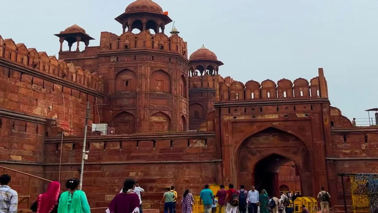 ఢిల్లీ ఎర్రకోట గురించి అందరికీ తెలుసు. ఇది మన దేశంలోని అతిపెద్ద, అత్యంత అందమైన కోటలలో ఒకటి. దీనిని మొఘల్ చక్రవర్తి షాజహాన్ 1648 లో నిర్మించాడు. ఎర్రటి రాళ్లతో నిర్మించిన ఈ కోటలో దివాన్-ఎ-ఆమ్, దివాన్-ఎ-ఖాస్, రంగ్ మహల్ , మోతీ మసీదు వంటి అనేక ప్రదేశాలు ఉన్నాయి. (క్రెడిట్: delhiian)