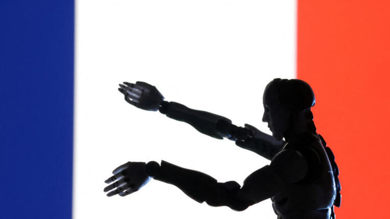 ఫ్రాన్స్:  ఫ్రాన్స్ యూరప్‌లోని అగ్రశ్రేణి AI దేశాలలో ఒకటి. దీనికి ప్రభుత్వ చొరవలు, బలమైన AI పర్యావరణ వ్యవస్థ మద్దతు ఇస్తుంది. AI పరిశోధనలో ఫ్రాన్స్ పాత్ర ఇటీవలి ప్రభుత్వ చొరవల ద్వారా మరింత నొక్కిచెప్పబడింది.