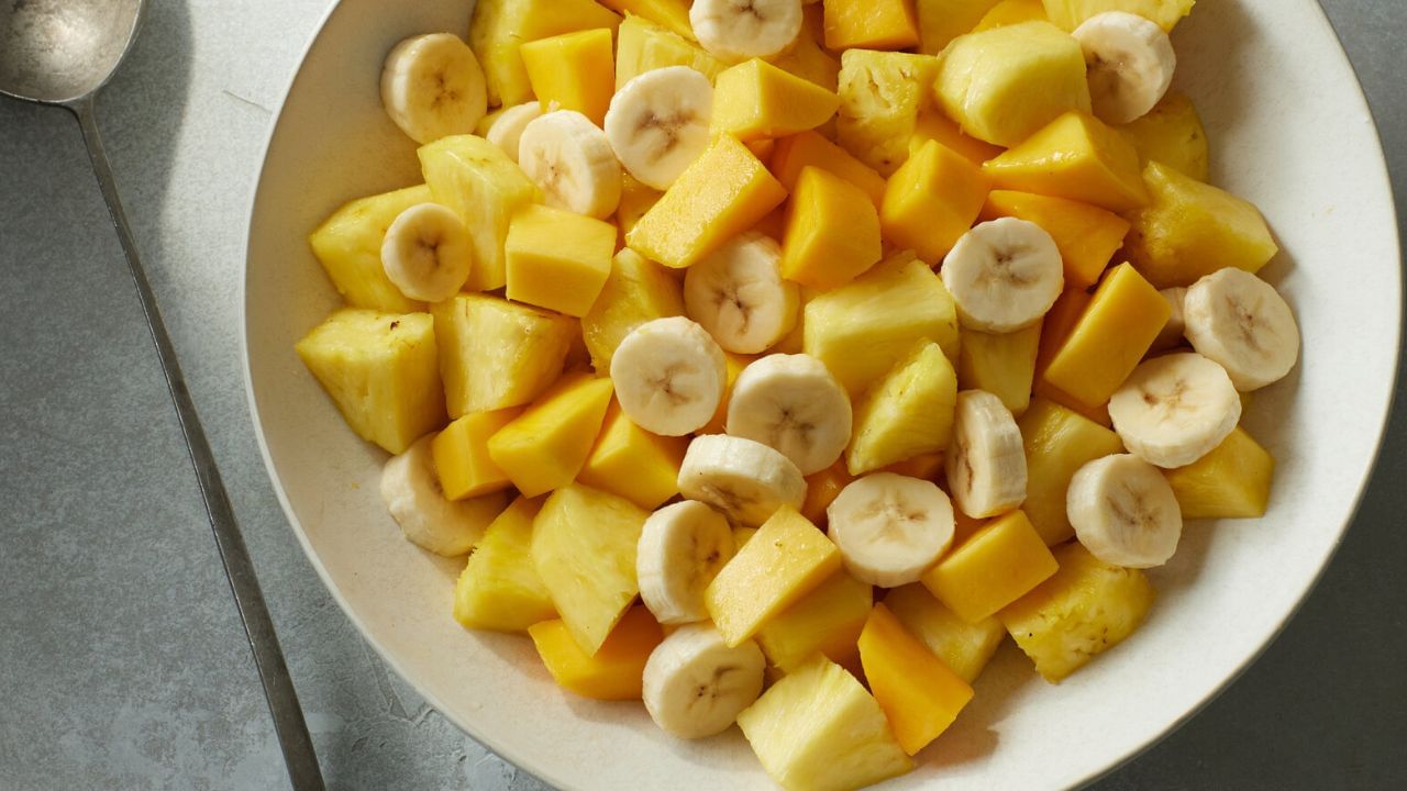 ఫ్రూట్స్ చాట్.. రకరకాల పండ్లను (అరటి, పైనాపిల్, మామిడిపండు లాంటివి) నిమ్మరసం, మిరియాల పొడి, చాట్ మసాలాతో కలిపి చేసే ఫ్రూట్ చాట్ రుచితో పాటు ఆరోగ్య ప్రయోజనాలను ఇస్తుంది. ఇది యాంటీఆక్సిడెంట్లు, విటమిన్లు ఎక్కువగా ఉండే ఆహారం.