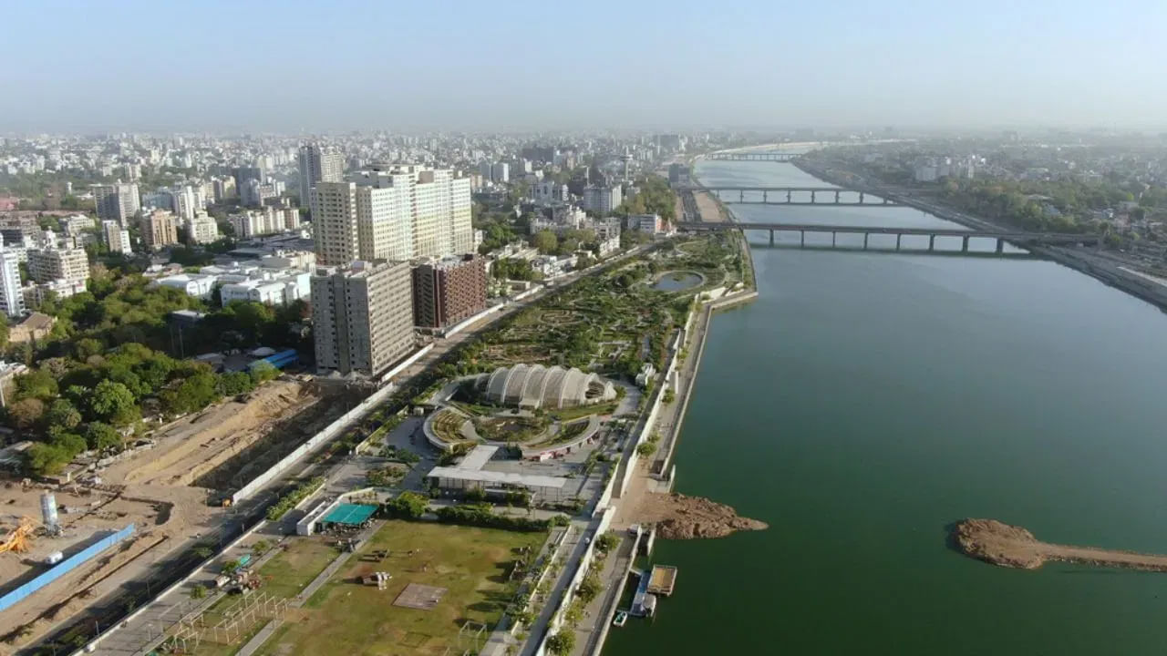 కేంద్ర ప్రభుత్వం చేపట్టిన స్వచ్ఛ సర్వేక్షణ్ 2024 జాబితాను విడుదల చేసింది. దేశంలో అత్యంత పరిశుభ్రమైన నగరం గుజరాత్లోని అహ్మదాబాద్. మధ్యప్రదేశ్లోని భోపాల్ నగరం మొదటి, రెండవ స్థానాలను దక్కించుకున్నాయి. అయితే గతేడాది ఐదవ స్థానంలో ఉన్న భోపాల్ ఈసారి రెండవ స్థానంలో నిలిచింది.