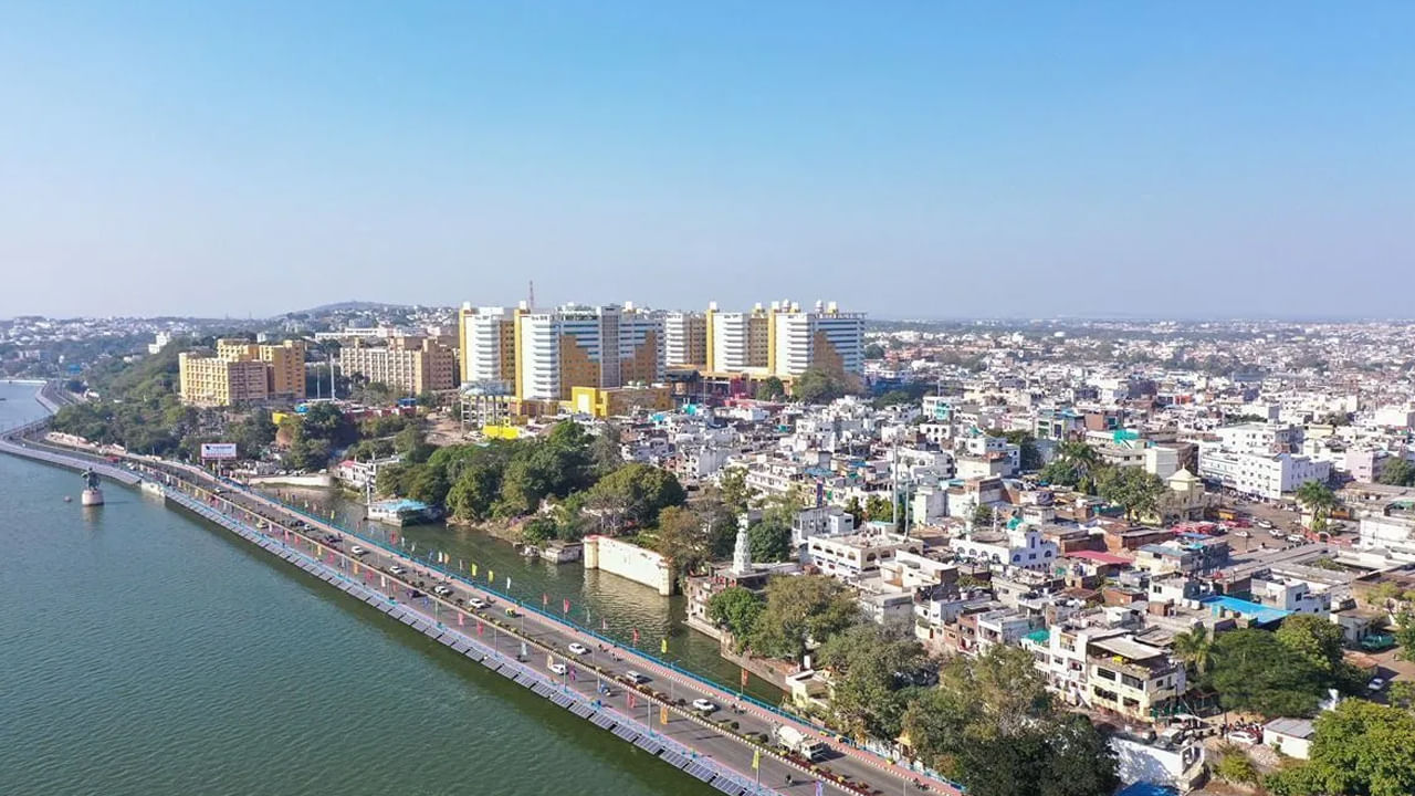 అయితే ఈ సర్వే జాబితాలో మూడో ప్లేస్లో నిలిచిన ఉత్తరప్రదేశ్లోని లక్నో అద్భుతం సృష్టించింది. లక్నో దేశంలోనే మూడవ క్లీనెస్ట్ సిటీగా అవతరించింది. అయితే ఇక్కగ ప్రశంసించ దగ్గ విషయం ఏమిటంటే.. గతేడాది 44 స్థానంలో ఉన్న లక్నో ఏడాదిలో ఏకండా 41 నగరాలను వెనక్కి నెట్టి ఈ సారి మూడో స్థానంలో నిలిచి అందరినీ ఆశ్చర్యపరిచింది.