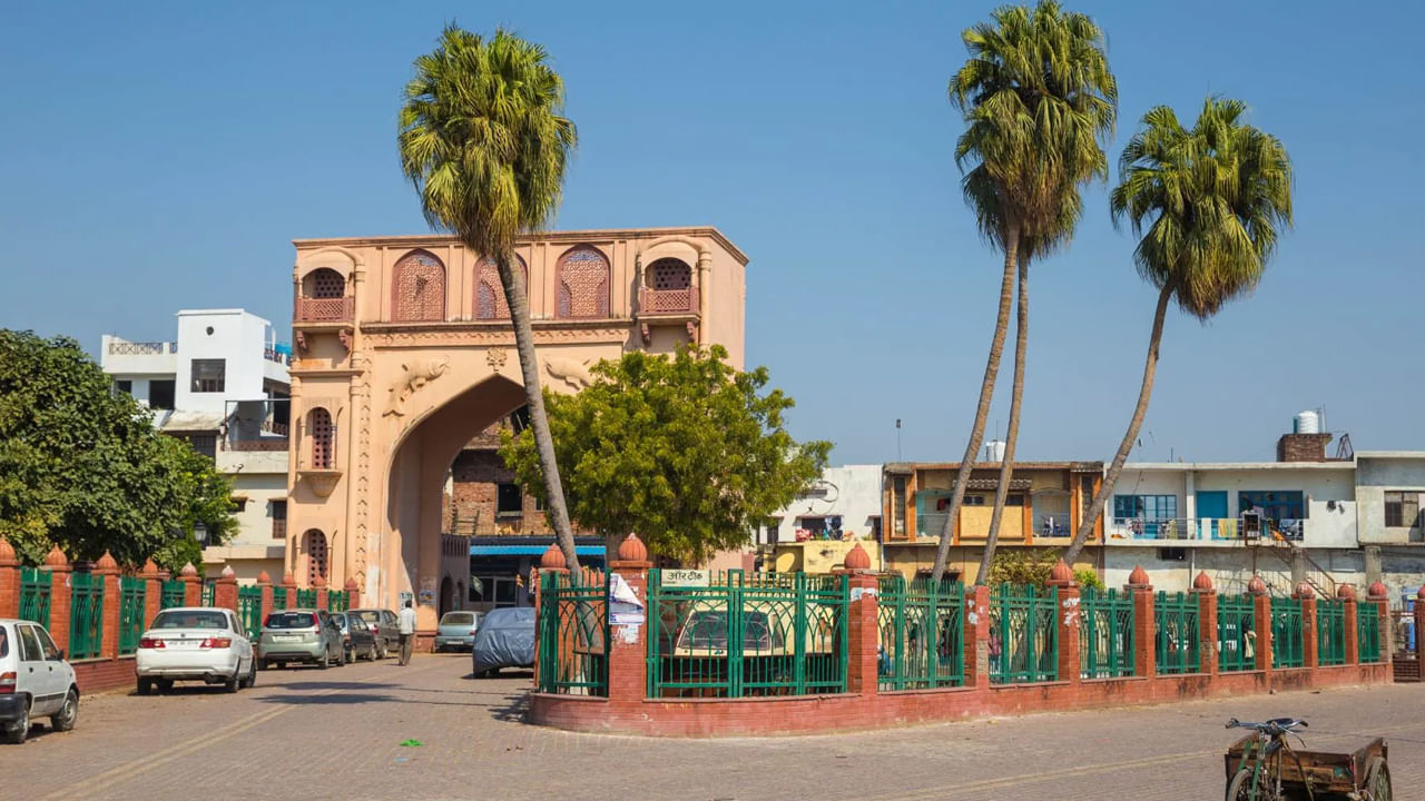 దీన్ని బట్టి చూస్తే లక్నో నగరాన్ని దేశంలోనే అత్యంత పరిశుభ్రమైన నగరంగా మార్చడమే లక్నో ప్రజల లక్ష్యంగా పెట్టుకున్నారు. అంటే, వారు లక్నో పేరును ఉన్నత స్థాయికి తీసుకురావడానికి ప్రయత్నిస్తున్నారు. దీని కోసం, క్రమం తప్పకుండా శుభ్రపరచడం, అవగాహన ప్రచారాలు ప్రతిచోటా నిర్వహిస్తున్నారు. వచ్చే ఏడాది ఈ సంఖ్యను మరింత ముందుకు తీసుకెళ్లేలా నగరవాసులు కృషి చేస్తున్నారు.