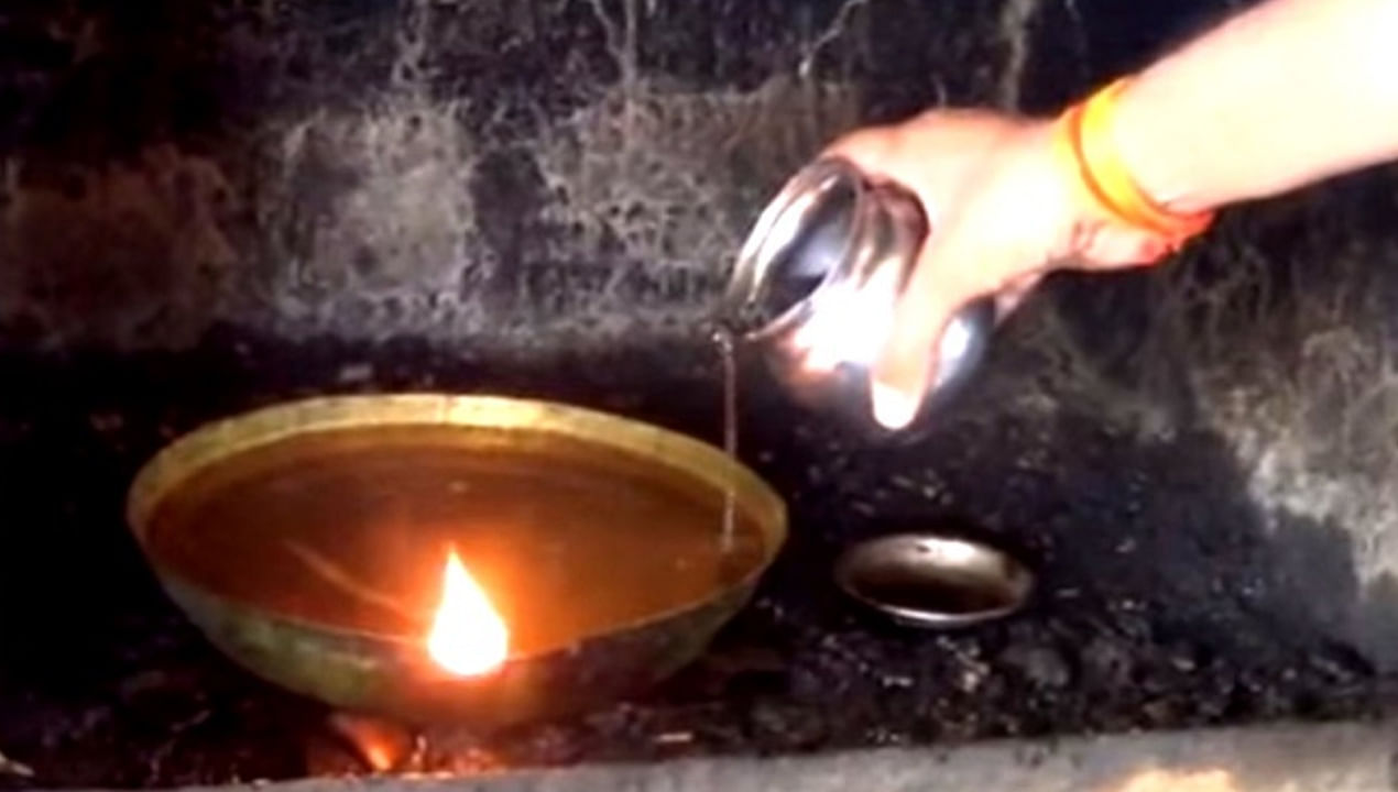 భారతదేశం అద్భుతాలు, రహస్యాలకు నెలవు. ఇక్కడ విశ్వాసం, విజ్ఞాన శాస్త్రం మధ్య రేఖ కొన్నిసార్లు అస్పష్టంగా ఉంటుంది. అటువంటి నమ్మశక్యం కాని, రహస్యమైన ఆలయం మధ్యప్రదేశ్‌లోని షాజాపూర్ జిల్లాలో ఉంది. ఈ ఆలయంలోని దీపాలను నూనె లేదా నెయ్యితో కాదు.. నీటితో వెలిగిస్తారు. నీటితో దీపాలు దేదీప్యమానంగా వేలడం అన్న మాటని ఊహించలేము అనిపించవచ్చు. కానీ ఇది నిజం. పైగా ఇలా నీరుతో దీపం వెలిగించడం అనేది ఈ ఆలయంలో వందల సంవత్సరాలుగా జరుగుతున్న నమ్మలేని నిజమా. దీనిని చూసి గొప్ప గొప్ప శాస్త్రవేత్తలు కూడా ఆశ్చర్యపోతున్నారు.
