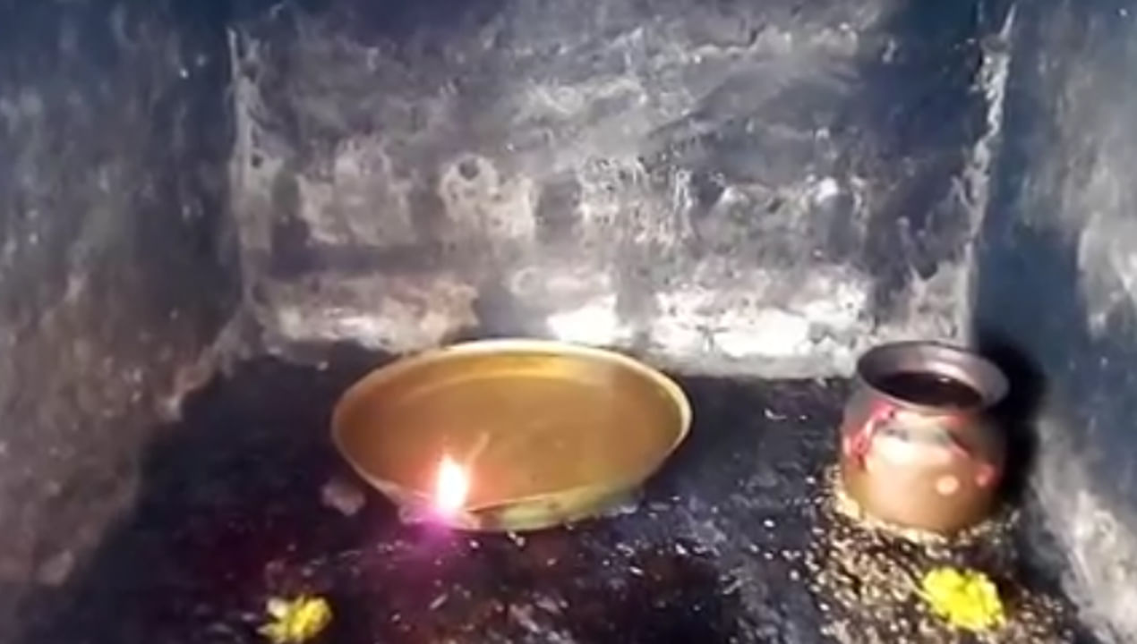 
వర్షాకాలంలో ఈ ఆలయంలో దీపం వెలగదు. ఎందుకంటే వర్షాకాలంలో కలిసింద నది నీటి మట్టం పెరగడం వల్ల ఈ ఆలయం నీటిలో మునిగిపోతుంది. ఈ సమయంలో పూజలు చేయడం సాధ్యం కాదు. మళ్ళీ ఆలయం నీటి నుంచి బయటకు వచ్చిన తర్వాత పూజలు మొదలవుతాయి  అప్పుడే ఆలయంలో మళ్లీ అఖండ జ్యోతి వెలిగిస్తారు. ఇది వచ్చే ఏడాది వర్షాకాలం వరకు ఈ దీపం వెలుగుతూనే ఉంటుంది.
