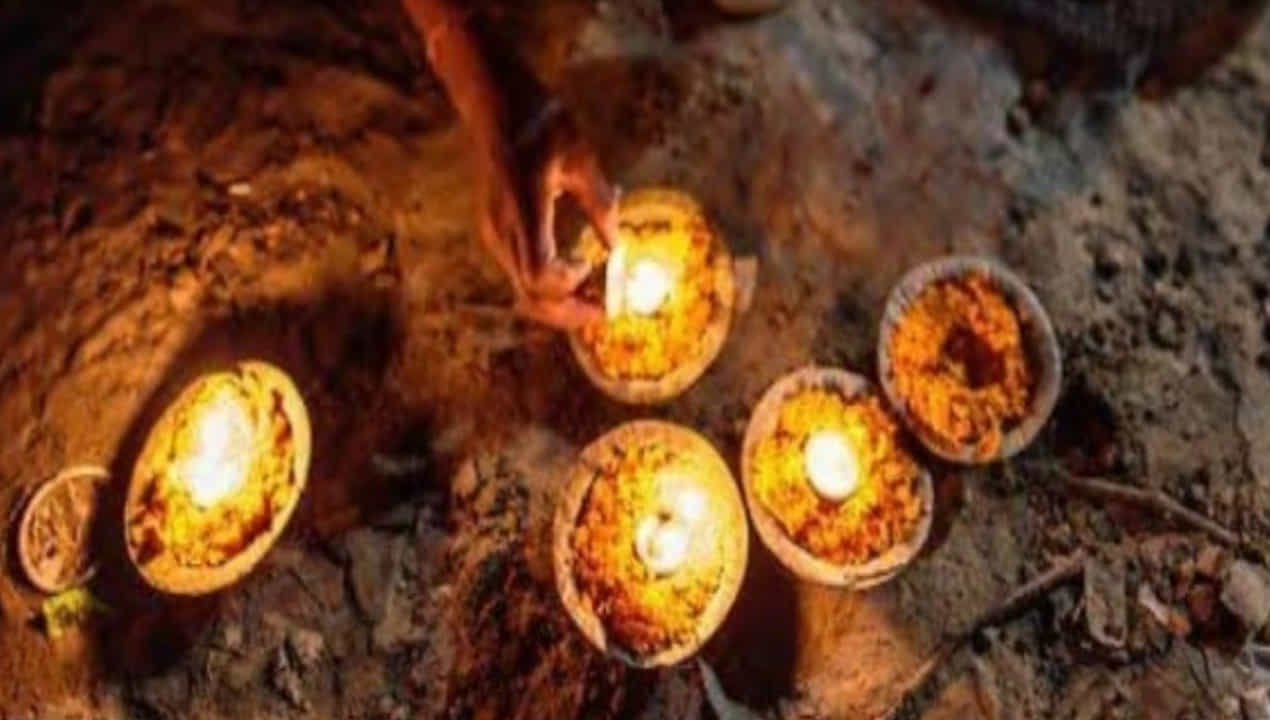 ఈ రహస్య ఆలయం ఏమిటి?
ఈ అద్భుతమైన ఆలయాన్ని గడియాఘాట్ వలీ మాతాజీ అని పిలుస్తారు, ఇది షాజాపూర్ జిల్లా ప్రధాన ఆఫీసు నుంచి 15 కి.మీ దూరంలో నల్ఖేడా సమీపంలో ఉంది. కాళీసింధ్ నది ఒడ్డున నిర్మించిన ఈ ఆలయంలో, ప్రతి సాయంత్రం నీటిని ఉపయోగించి దీపాలను వెలిగిస్తారు. ఉదయం ఈ దీపాలు స్వయంచాలకంగా ఆరిపోతాయి. మర్నాడు సాయంత్రం ఆ దీపాలను నీటితో మళ్ళీ వెలిగిస్తారు.