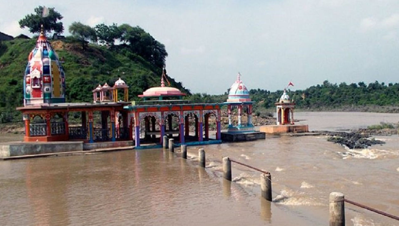 నీటితో దీపాలు ఎలా వెలుగుతాయి?
ఆలయ పూజారి ఇది మాయాజాలం కాదని మాతాజీ చేసిన అద్భుతం అని చెబుతున్నారు. పూజారి చెప్పిన ప్రకారం, ఆలయంలో దీపం వెలిగించేందుకు కలిసింధ్ నది నుంచి వచ్చే ఒక ప్రత్యేక రకమైన నీటిని ఉపయోగిస్తారని తెలుస్తుంది. ఈ నీటిని దీపంలో పోసినప్పుడు.. కొంత సమయం తర్వాత అది జిగట పదార్థంగా మారుతుంది. తరువాత దీపం వెలగడం మొదలవుతుంది. ఈ అద్భుతం మాతాజీ ఆస్థానంలో మాత్రమే జరుగుతుందని .. ఇదే నీరుని ఉపయోగించి మరే ఇతర ప్రదేశంలో దీపాలను వెలిగించలేమని పూజారి చెబుతాడు.
