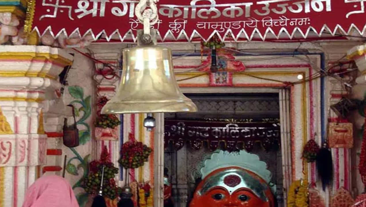 ఈ అద్భుతం శతాబ్దాలుగా జరుగుతోందా?
ఈ అద్భుతం శతాబ్దాలుగా జరుగుతోందని..మాతాజీ దయవల్లే ఇది సాధ్యమవుతుందని పూజారులు అంటున్నారు. వారు చెప్పిన ప్రకారం నదిలో నీరు ఉన్నంత వరకు, దివ్వెలు మండుతూనే ఉంటాయి. నది ఎండిపోయిన వెంటనే ఈ అద్భుతం కూడా ఆగిపోతుంది. అయితే ఇది చాలా అరుదు, ఎందుకంటే కాళీసింధ్ నది సాధారణంగా ఏడాది పొడవునా ప్రవహిస్తుంది.