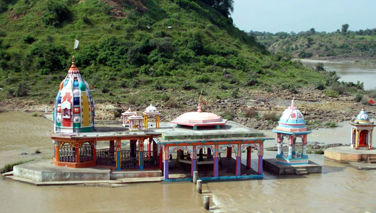 విశ్వాసం, విజ్ఞాన శాస్త్రం మధ్య వారధి
గడియాఘాట్ మాతాజీ ఆలయం విశ్వాసం, సైన్స్ కి మధ్య వారధిగా నిలిచే ప్రదేశం. శాస్త్రీయ తర్కం , విశ్లేషణ ఈ రహస్యాన్ని పరిష్కరించడంలో విఫలమైనప్పటికీ, లక్షలాది మంది భక్తుల అచంచల విశ్వాసం ఈ అద్భుతాన్ని అంగీకరిస్తుంది. ఈ ఆలయం భారతదేశ గొప్ప ఆధ్యాత్మిక వారసత్వానికి ఒక ఉదాహరణ, ఇక్కడ అతీంద్రియ సంఘటనలు ప్రజలను ఆశ్చర్యపరుస్తూనే ఉంటాయి.
