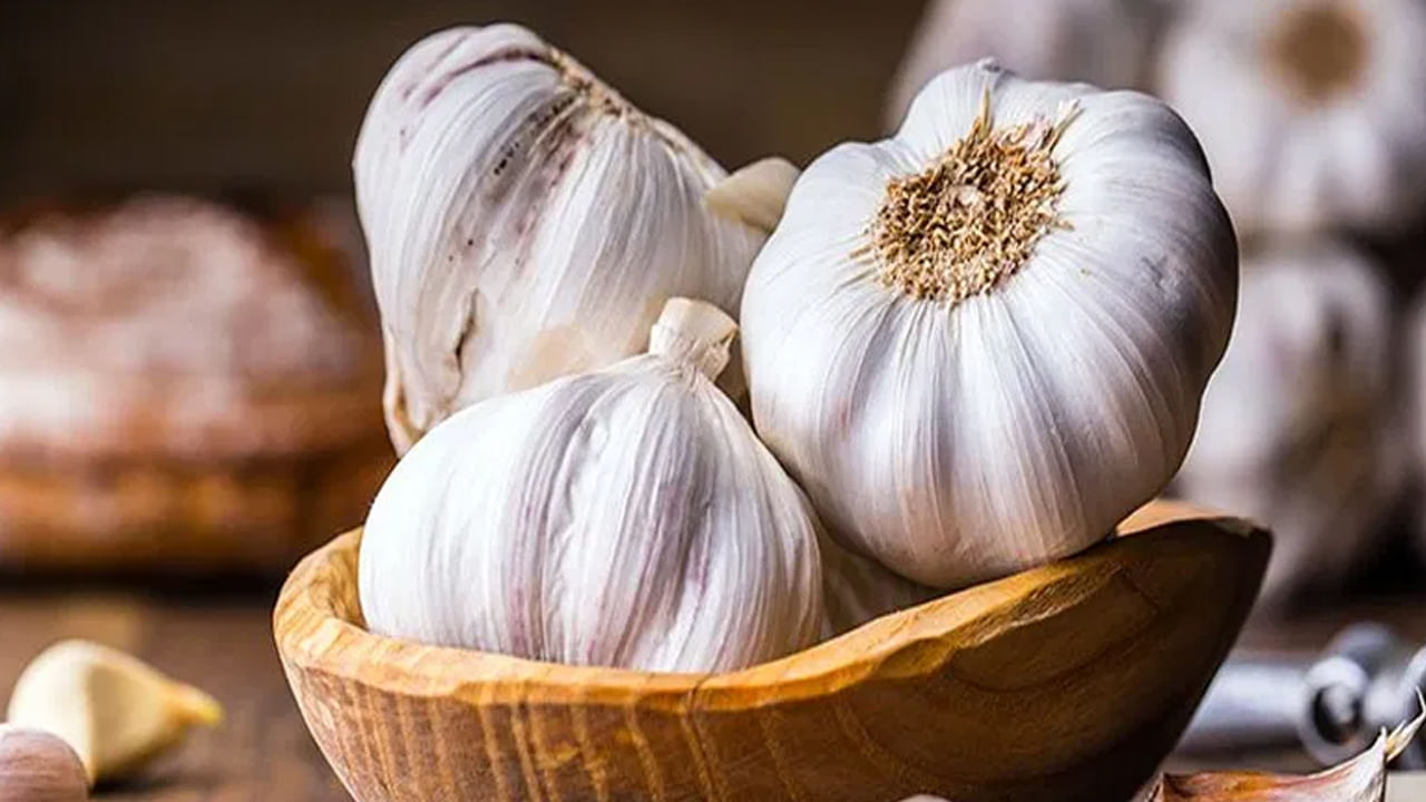 లోబీపీ: అధిక రక్తపోటును అదుపులో ఉంచుకోవడానికి పచ్చి వెల్లుల్లి తినడం మేలు చేస్తుంది. కానీ రోజూ ఎక్కువగా తింటే రక్తపోటు తగ్గి.. లోబీపీకి కారణమవుతుందని నిపుణులు హెచ్చరిస్తున్నారు. దీనివల్ల కళ్లు తిరగడం వంటి సమస్యలు వస్తాయి.. 