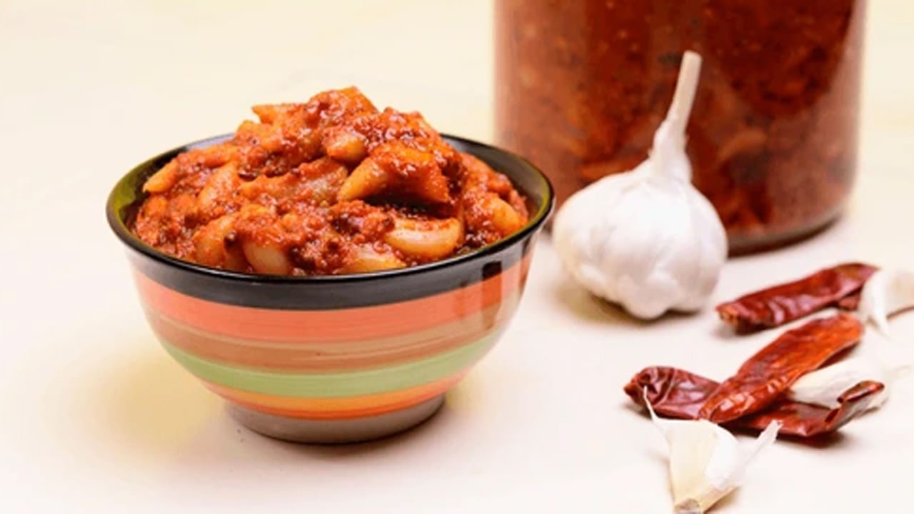 మహిళల పీరియడ్స్ సమయంలో ఆహారాల విషయంలో కొన్ని ఆంక్షలు విధిస్తారు. అమ్మాయిలు నెలసరి సమయంలో ఊరగాయలను ముట్టుకుంటే ఊరగాయ చెడిపోతాయని అంటుంటారు. అయితే ఇవి తాకితే చెడిపోవడానికి బలమైన కారణం ఏమి కనిపించడం లేదు. 