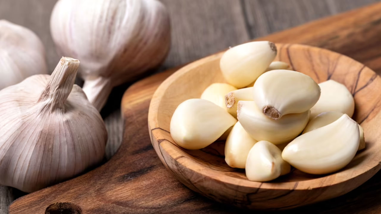 వానా కాలంలో చాలా మంది అనేక సీజనల్ రోగాల బారిన పడుతుంటారు. వెల్లుల్లిలో అనేక రోగాలకు చెక్ పెట్టే గుణాలు సమృద్ధిగా నిండి ఉంటాయి. రోజూ రాత్రిపూట రెండు వెల్లుల్లీ రెబ్బల్ని తింటే జీవక్రియలు సమర్థవంతంగా జరుగుతాయి. డైలీ వెల్లుల్లి రెబ్బల్ని తింటే.. మలబద్దకం వంటి సమస్యలు ఉండదు. 