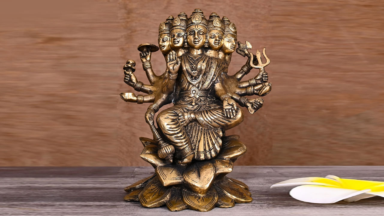 ఇంకా, కుజ గాయత్రి మంత్రం "ఓం అంగారకాయ విద్మహే శక్తి హస్తాయ ధీమహి తన్నో అంగారక ప్రచోదయాత్" లేదా ఆంజనేయ గాయత్రి మంత్రం "అంజనేయ సుతాయ విద్మహే వాయుపుత్రాయ ధీమహి తన్నో హనుమత్ ప్రచోదయాత్" పారాయణ చేయడం ద్వారా కూడా కుజ దోషం యొక్క ప్రభావం తగ్గుతుంది. ఈ మంత్రాలను పొద్దున్నే 108 సార్లు పారాయణ చేయడం మంచిది.