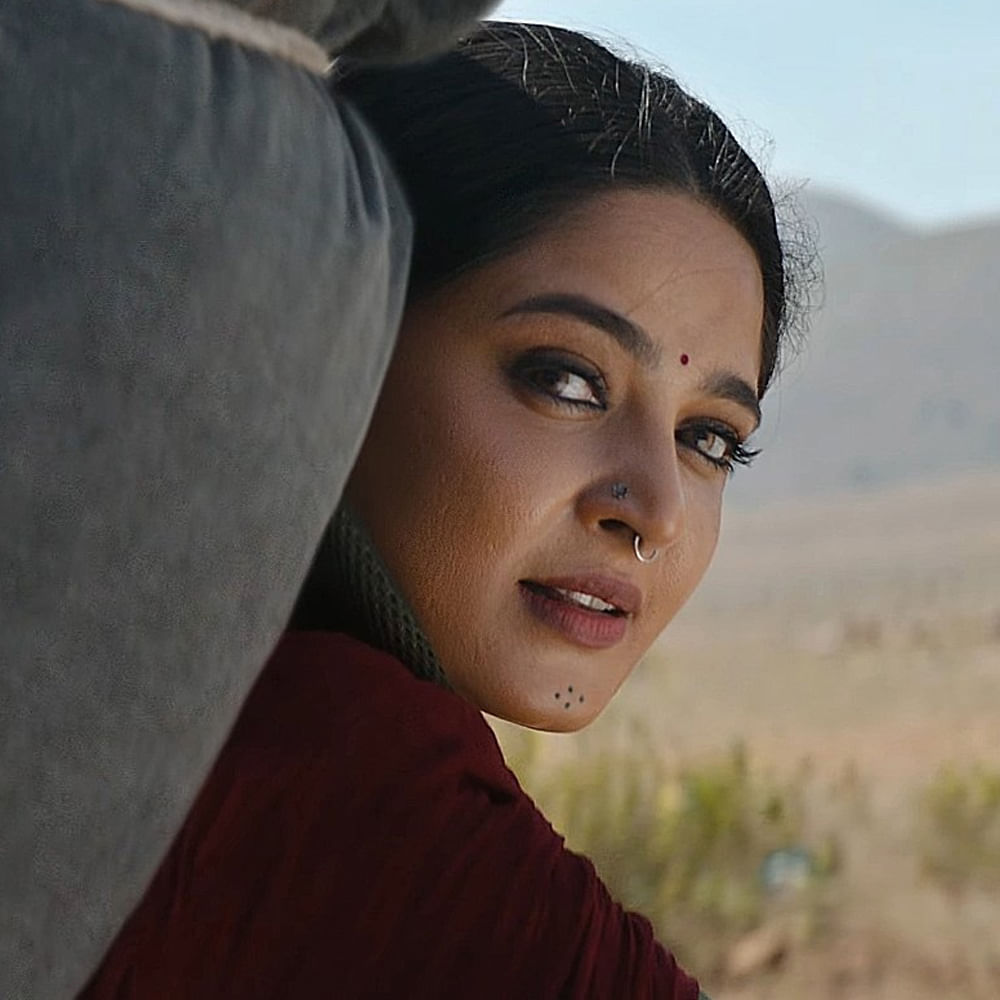 అనుష్క లీడ్ రోల్‌లో నటిస్తున్న లేటెస్ట్ మూవీ ఘాటీ. క్రిష్ దర్శకత్వంలో రూపొందుతున్న ఈ సినిమా ఈ పాటికే రిలీజ్‌ కావాల్సి ఉన్నా... పోస్ట్ ప్రొడక్షన్ వర్క్ ఆలస్యం కావటంతో డిలే అవుతూ వస్తోంది. తాజాగా ఈ మూవీ రిలీజ్‌ విషయంలో మేకర్స్ ఓ నిర్ణయం తీసుకున్నారన్న టాక్ వినిపిస్తోంది
