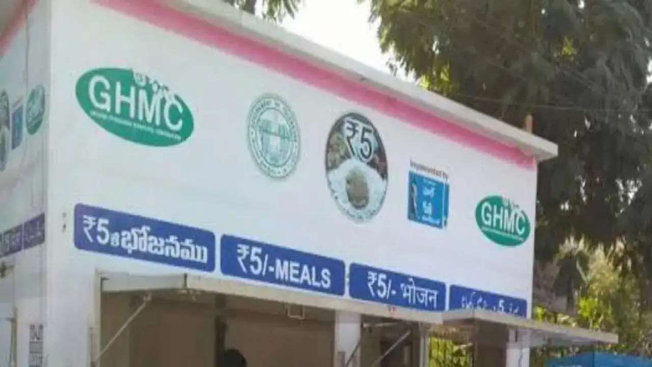 హైదరాబాద్‌ నగరంలో అన్నపూర్ణ క్యాంటీన్‌లలో రూ.5 లకే మధ్యాహ్నం భోజనం అందిస్తున్న సంగతి తెలిసిందే. అలాగే ఇప్పుడు రూ.5 లకే టిఫిన్ కూడా అందించాలని జీహెచ్ఎంసీ నిర్ణయం తీసుకుంది. 