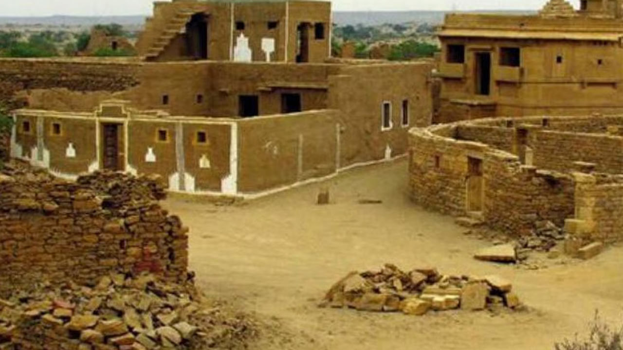 రాజస్థాన్‌లోని కుల్ధారా అనే గ్రామం దెయ్యాల గ్రామంగా ప్రసిద్ధి చెందింది. ఇది నేటి పర్యాటకులను ఎంతగానో ఆకర్షిస్తుంది. అయితే జైసల్మేర్ సమీపంలోని ఈ గ్రామం ఒకప్పుడు పాలివాల్ బ్రాహ్మణుల సంపన్నగ్రామం, కానీ 1800లలో ఆ గ్రామం రాత్రికి రాత్రే నిర్జీవమై పోయిందంట. అయితే ఆ బ్రాహ్మణులు ఆ గ్రామంలో ఎవరు నివసించలేరని శాపం పెట్టారని, అందుకే ఇప్పటికీ అక్కడ ఎవరు నివసించరు, అంతే కాకుండా అక్కడ ఇప్పటికీ పలువురు రాత్రి సమయంలో తిరుగుతూ కనిపిస్తారని చెబుతుంటారు.