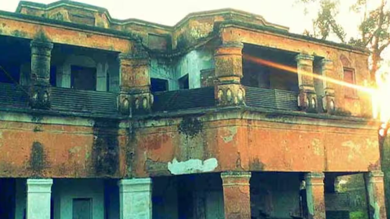 ఉత్తరప్రదేశ్‌లో ఉన్న జీపీ బ్లాక్ అనే ప్రదేశం దెయ్యాల ప్రదేశంగా చాలా ప్రసిద్ధి చెందింది. ఎందుకంటే ఇక్కడ శిథిలమైన బంగ్లాలో దెయ్యాలను నివాసం ఉంటాయిని అనేక కథలు ప్రాచుర్యంలో ఉన్నాయి. చాలా మంది నలుగురు పురుషులు శిథిలమైన బంగ్లాలో మద్యం తాగుతున్నట్లు తాము చూశామని, ఎరుపు రంగు దుస్తులు ధరించిన స్త్రీ ఆత్మ కూడా కనిపించిందని ప్రజలు చెబుతుంటారు. 