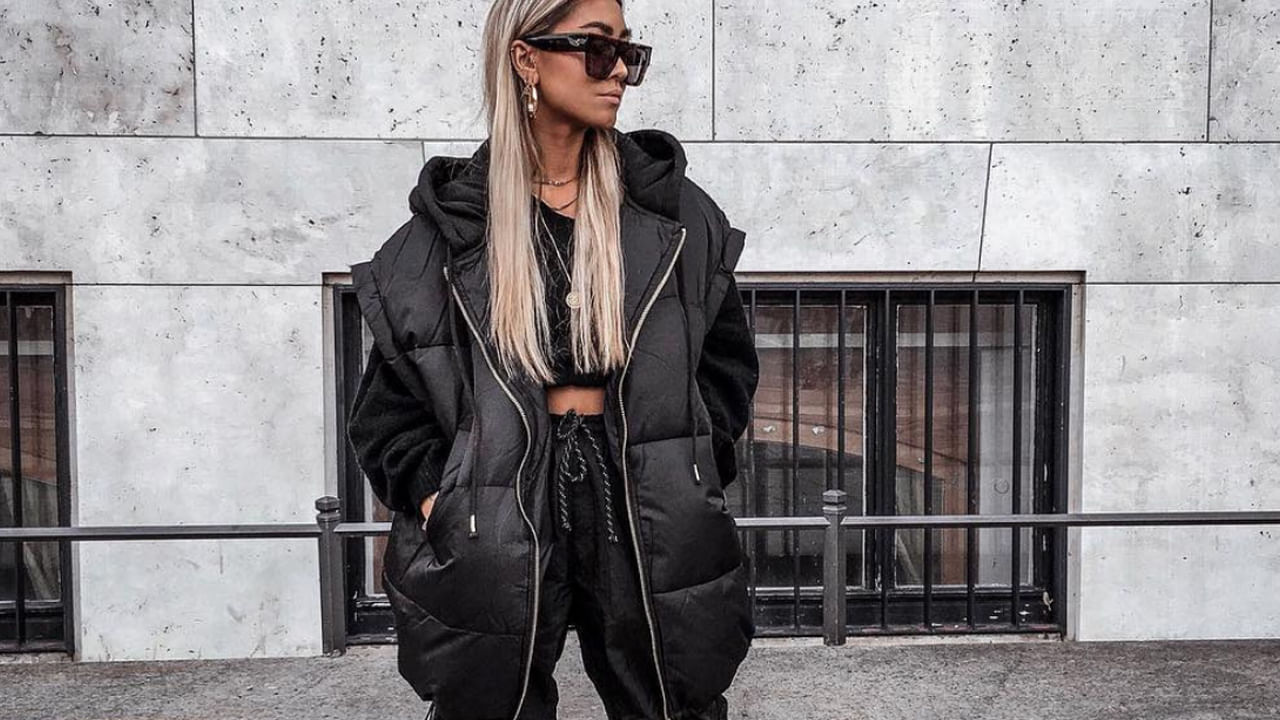 అదే విధంగా నల్లటి వస్త్రాలు లేదా నలుపు రంగుతో కూడినవి బహుమతిగా ఇవ్వకూడదంట. ఎందుకంటే నల్లటి దుస్తులు ప్రతికూలతతో ముడిపడి ఉంటాయి. శుభ సమయంలో ఇలాంటివి ఇవ్వడం వలన వ్యక్తిరేకత పెరిగే ఛాన్స్ ఉన్నదంట. అందుకే ఎట్టిపరిస్థితుల్లోనూ నల్లటి దుస్తులను బహుమతిగా ఇవ్వకూడదంట.