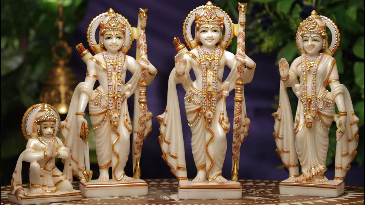 అలాగే కొంత మంది పుట్టిన రోజు సమయంలో దేవతల విగ్రహం లేదా దేవతల ఫోటో ఫ్రేమ్ గిఫ్ట్‌గా ఇస్తుంటారు. కానీ ఇది నెగిటివ్ ఎనర్జీని కలిగిస్తుందని చెబుతున్నారు జ్యోతిష్యులు. ఎందుకంటే ప్రతి ఒక్కరూ దేవతల విగ్రహాలను బాగా చూసుకుంటారని చెప్పలేం. కొందరు వాటిని పట్టించుకోరు. అది మంచిది కాదు. అందుకే దేవతల విగ్రహాలు బహుమతిగా ఇవ్వకూడదంట.