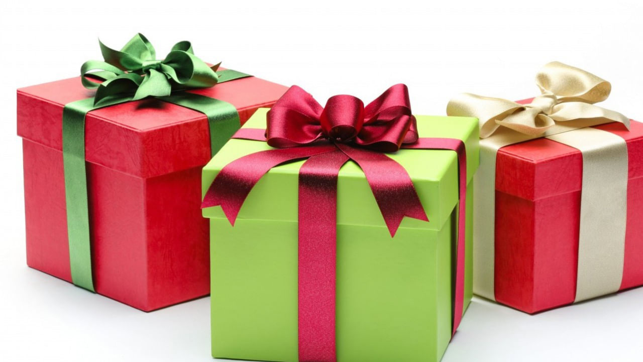 స్నేహితులకు లేదా బంధువులకు బహుమతులు ఇవ్వడం అనేది కామన్. అయితే ఇలా బహుమతులు ఇవ్వడం మంచిదే అయినప్పటికీ వాస్తు శాస్త్రం ప్రకారం కొన్ని రకాల బహుమతులు అస్సలే ఇవ్వకూడదంట. దీని వలన బంధుత్వం చెడిపోయే ప్రమాదం ఉన్నదంట. కాగా, ఎలాంటి వస్తువులు ఇవ్వకూడదో ఇప్పుడు చూద్దాం.
