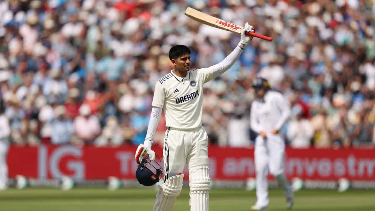 ఇంగ్లాండ్తో జరిగిన రెండో టెస్ట్ మ్యాచ్ తొలి ఇన్నింగ్స్లో భారత కెప్టెన్ శుభ్మన్ గిల్ అద్భుతమైన డబుల్ సెంచరీ సాధించడం ద్వారా అనేక రికార్డులు సృష్టించాడు. సేనా (సౌతాఫ్రికా, ఇంగ్లాండ్, న్యూజిలాండ్, ఆస్ట్రేలియా) దేశంలో డబుల్ సెంచరీ చేసిన తొలి ఆసియా ఆటగాడిగా కూడా అతను నిలిచాడు. 269 పరుగుల ఇన్నింగ్స్తో, టెస్ట్, వన్డే ఫార్మాట్లలో డబుల్ సెంచరీలు సాధించిన క్రికెటర్ల జాబితాలో కూడా అతను చేరాడు. ఆసక్తికరంగా ఈ జాబితాలో నలుగురు టీమిండియా ఆటగాళ్లు ఉన్నారు.