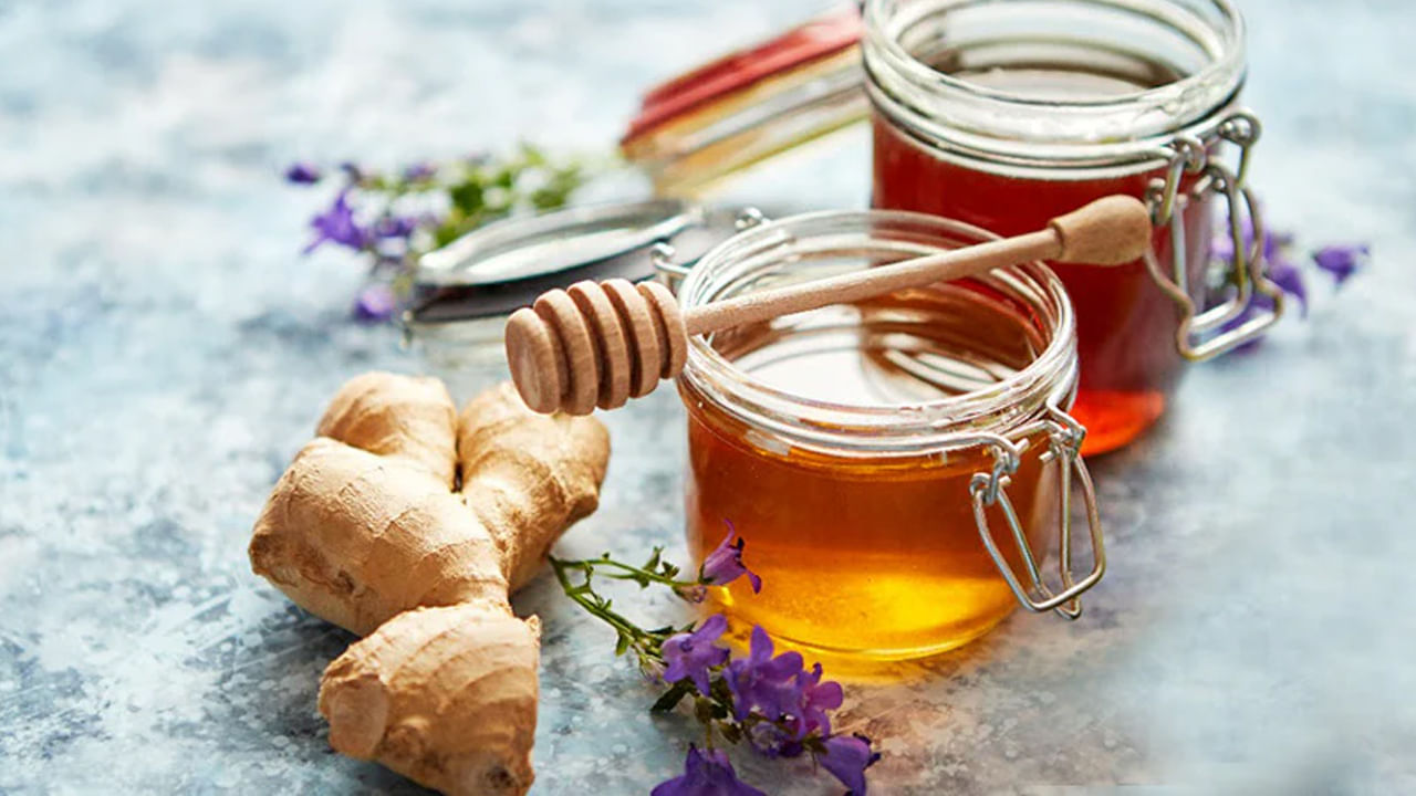 గొంతు నొప్పిని నివారించడానికి తేనె దివ్య ఔషదంగా పని చేస్తుందని నిపుణులు సూచిస్తున్నారు. అంతేకాదు చికాకునూ తగ్గిస్తుంది. ఒక చెంచా అల్లం రసంలో ఒక చెంచా తేనె బాగా కలిపి తీసుకున్నట్లయితే గొంతు నొప్పి త్వరగా తగ్గిపోతుంది. శ్వాసనాళాలలో పేరుకుపోయిన శ్లేష్మం కూడా కరిగిపోతుంది.