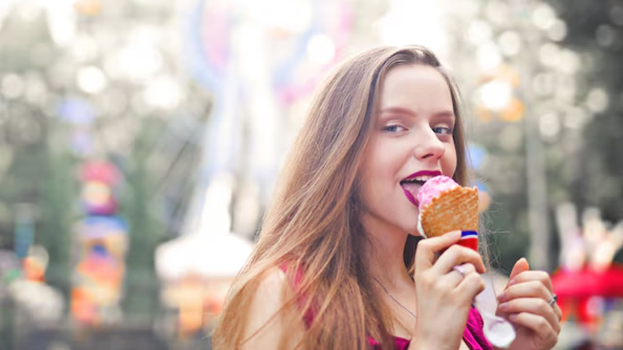 వర్షాకాలంలో వాతావరణంలో మార్పులు కారణంగా వేడి ఆహారపదార్ధాలు తీసుకోవటం వల్ల ఆరోగ్యానికి మేలు కలుగుతుంది. అలా కాకుండా చల్లని పదార్ధాలను తీసుకోవటం ఏమాత్రం మంచిది అంటున్నారు వైద్య నిపుణులు.