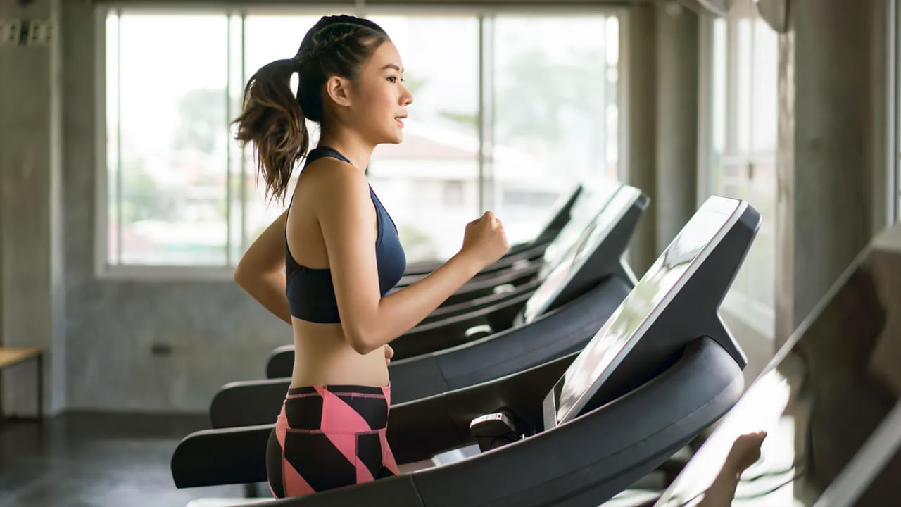 శరీరం ఫిట్‌గా ఉండాలంటే వ్యాయామం చేయడం చాలా ముఖ్యం. అయితే అధిక వ్యాయామం కూడా ఆరోగ్యానికి హాని కలిగిస్తుందంటున్నారు ఆరోగ్య నిపుణులు. ఎక్కువసేపు వర్కవుట్ చేయడం వల్ల బీపీ ఎక్కువ కావడం తరచుగా కనిపిస్తుంది. శరీరానికి వ్యాయామం అవసరం, కానీ అధిక వ్యాయామం కూడా మీ మరణానికి కారణం కావచ్చు.