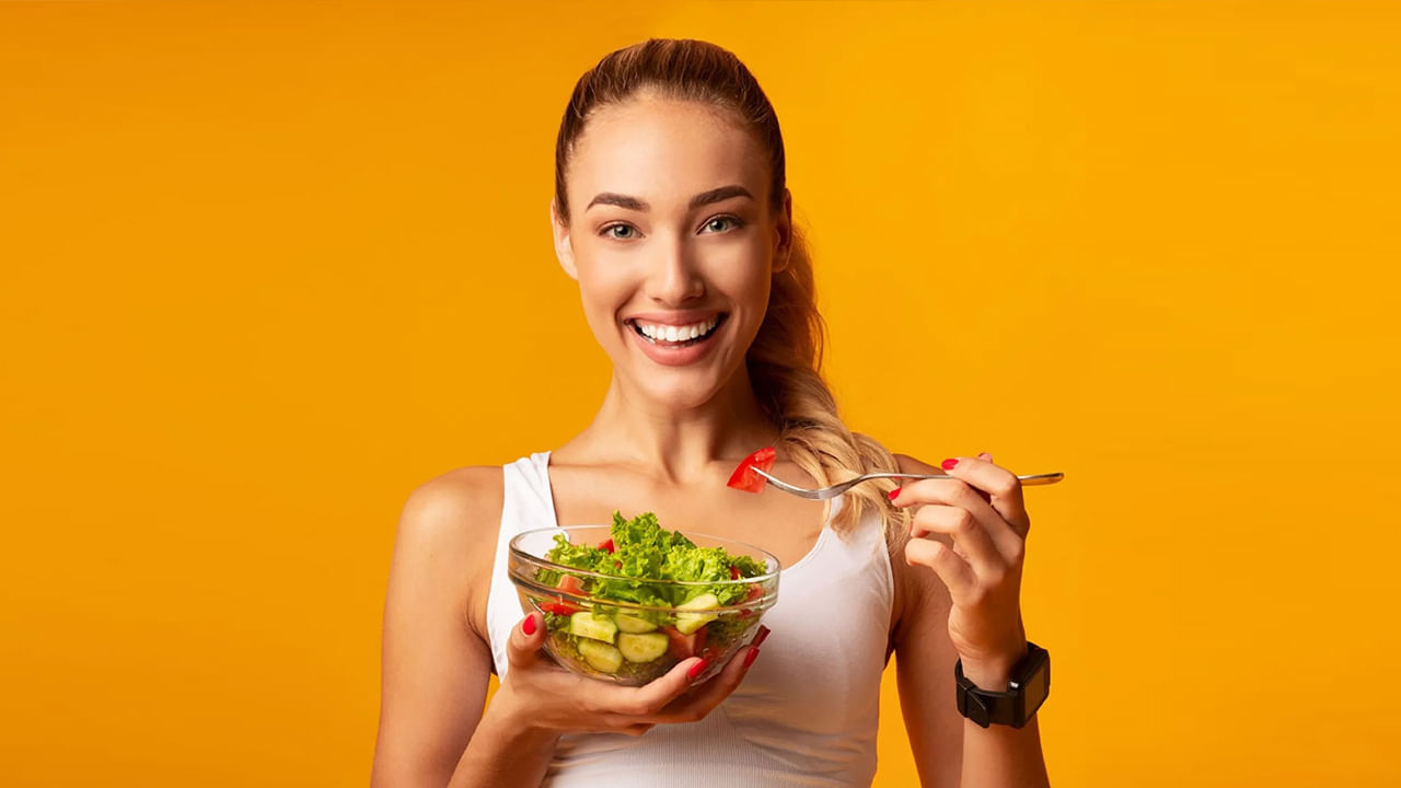 చైనాలో 16 ఏళ్ల అమ్మాయి బరువు తగ్గడానికి ప్రమాదకరమైన కఠినమైన ఆహారాన్ని తీసుకున్న తర్వాత ప్రాణాపాయ స్థితికి చేరుకుంది. మెయ్ అనే టీనేజర్ రాబోయే పుట్టినరోజు వేడుకల కోసం తనకు ఇష్టమైన దుస్తులలో సరిపోయే ఆశతో కొద్ది మొత్తంలో కూరగాయలు మాత్రమే తీసుకుంది. 