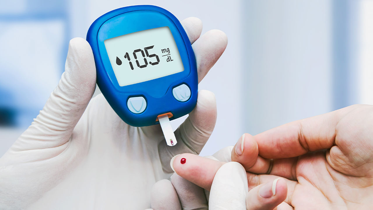 కాలానుగుణ మార్పులు శరీరాన్ని సూక్ష్మంగా ప్రభావితం చేస్తాయి, మధుమేహం ఉన్నవారు అప్రమత్తంగా ఉండటం చాలా ముఖ్యం. అసాధారణ అలసట, దాహం పెరగడం తరచుగా మూత్రవిసర్జన చేయడం, అస్పష్టమైన దృష్టి, చిన్న గాయాలను నెమ్మదిగా నయం చేయడం, బరువులో ఊహించని మార్పులు, మూడ్ లేదా నిద్ర విధానాలలో హెచ్చుతగ్గులు లాంటి లక్షణాలు గ్లూకోజ్ నియంత్రణ సరిగా లేకపోవడం లేదా మందుల సర్దుబాటు అవసరాన్ని సూచిస్తాయి. శరదృతువు, శీతాకాలంలో, మధుమేహం ఉన్నవారు డయాబెటిక్ రెటినోపతి పురోగతి ప్రమాదం గురించి తెలుసుకోవాలి. ఎందుకంటే చల్లని నెలల్లో అధిక గ్లూకోజ్ స్థాయిలు కళ్ళకు నష్టంతో సహా మైక్రోవాస్కులర్ సమస్యలను మరింత తీవ్రతరం చేస్తాయి.