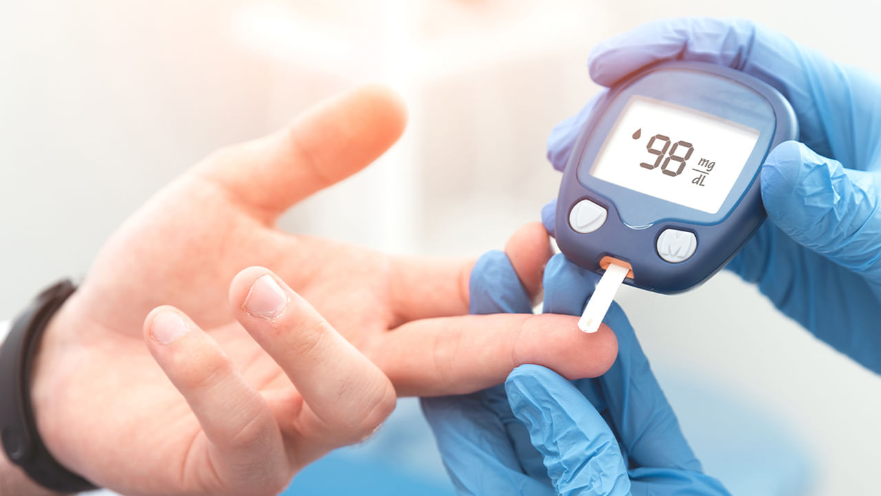 ఆహారం ఎక్కువగా తినడానికి ఇష్టపడినప్పుడు, పోర్షన్ కంట్రోల్, సమతుల్య భోజనం, ఫైబర్ అధికంగా ఉండే ఎంపికలపై దృష్టి పెట్టడం వల్ల చక్కెర శోషణను నియంత్రించవచ్చు.  చల్లని నెలల్లో ఎక్కువగా తీసుకునే చక్కెర కలిగిన కంఫర్ట్ ఫుడ్స్,  ఆల్కహాల్‌ను పరిమితం చేయడం కూడా ముఖ్యం. రక్తంలో చక్కెర నియంత్రణకు శారీరక శ్రమ అత్యంత ప్రభావవంతమైన సాధనాల్లో ఒకటి. చల్లని వాతావరణంలో బహిరంగ వ్యాయామం ఆచరణాత్మకం కాకపోతే, యోగా, ఏరోబిక్ వ్యాయామాలు వంటి ఇండోర్ ప్రత్యామ్నాయాలను చేర్చాలి.