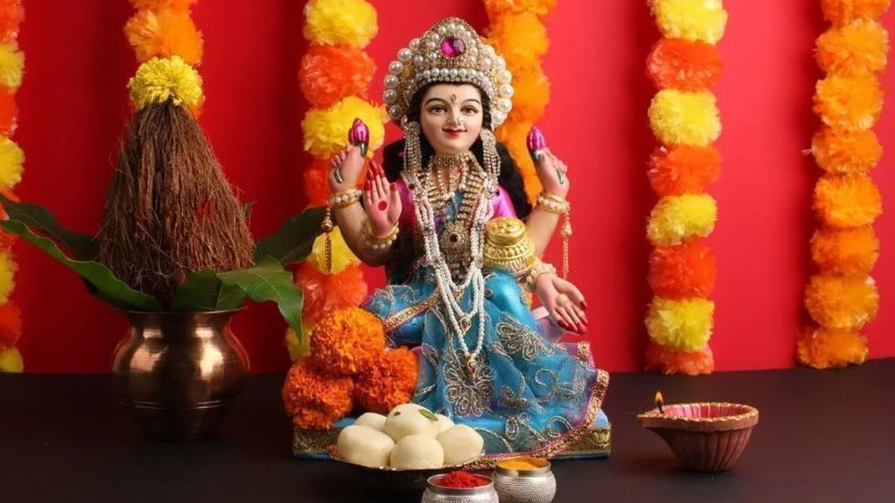 శ్రావణ మాసంలో చేసే పూజలు, నోములు, వ్రతాలు అనంత పుణ్యాన్ని ప్రసాదిస్తాయని శాస్త్రవచనం. శ్రీమహావిష్ణువుకు, శ్రీమహాలక్ష్మికి, పరమ శివునికి అత్యంత ప్రీతికరమైన ఈ శ్రావణమాసంలో వ్రతాలు, నోములు, పూజలు ఆచరించడం వలన విశేష ఫలితాలను, సకల సౌభాగ్యాలను కలుగుతాయని విశ్వాసం. అందుకనే ఈ శ్రావణ మాసాన్ని ఆధ్యాత్మిక మాసం అని కూడా అంటారు.