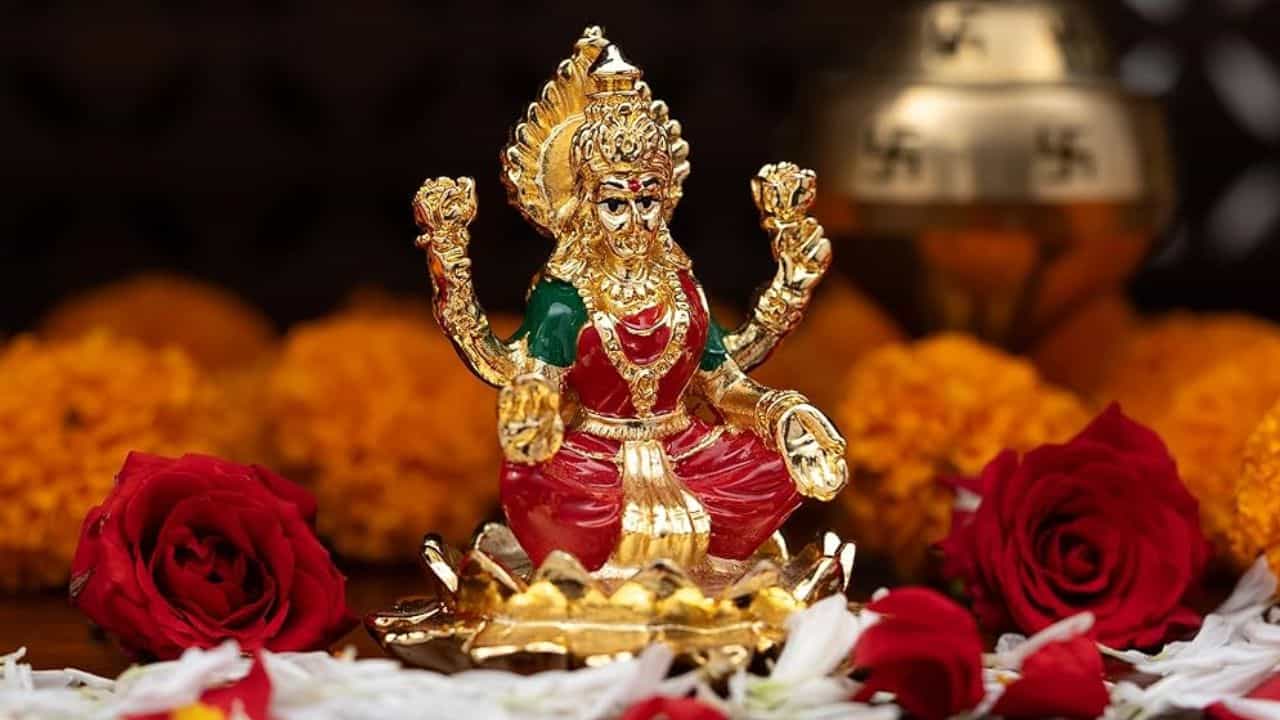 డబ్బు బాగా రావాలని కోరుకునే వాళ్లు ప్రతిరోజూ స్నానం చేశాక.. శుద్ధమైన మనసుతో శ్రీ మహాలక్ష్మిని పూజించాలి. పూలతో, దీపంతో, నైవేద్యంతో ఆమెను ప్రసన్నం చేసుకోవడం వల్ల.. శాంతి, ఐశ్వర్యం, మంచి జరుగుతాయని వేదాలు చెబుతున్నాయి. ఆ అమ్మవారు అనుగ్రహిస్తే జీవితంలో ఉండే అడ్డంకులు తొలగిపోతాయి.