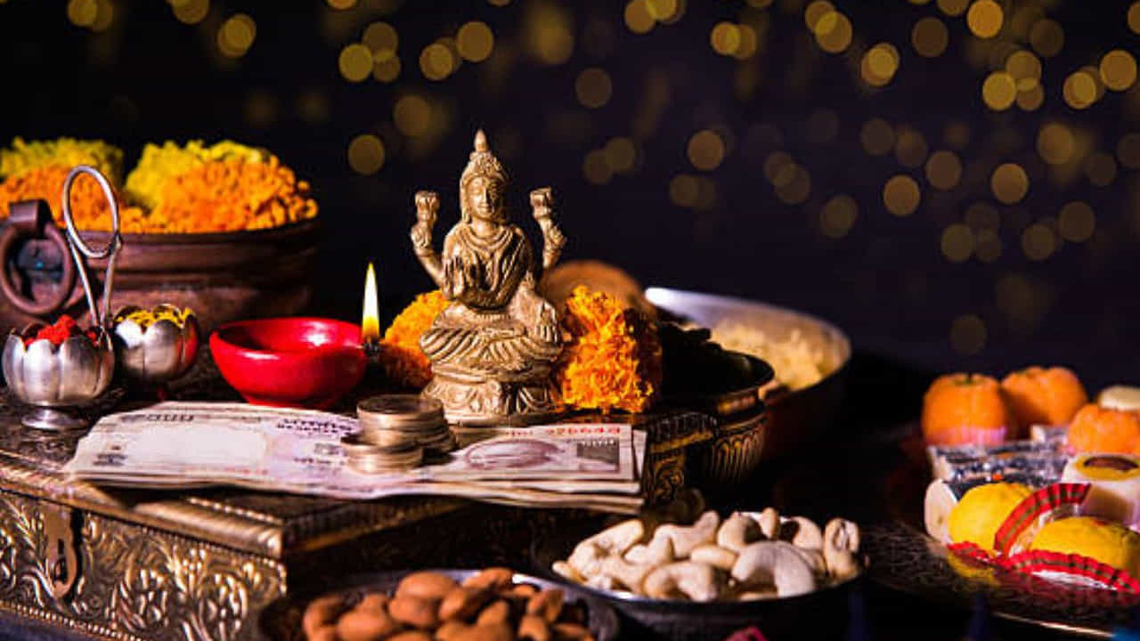 పూజను ప్రారంభించడానికి ముందు ఇంటిని శుభ్రపరచుకోవడం చాలా ముఖ్యం. ఇంటి గుమ్మం వద్ద పసుపు, కుంకుమ బొట్లు, ముగ్గులు వేసి దీపాలు వెలిగించడం ద్వారా లక్ష్మీదేవిని ఆహ్వానించాలి. ఇది ద్వారలక్ష్మీ పూజగా పరిగణించబడుతుంది. తర్వాత, లక్ష్మీదేవి ఫోటో లేదా విగ్రహం ముందు పూజ చేయాలి. లక్ష్మీదేవితో పాటు వినాయకుడు, సరస్వతిదేవి ఫోటోలను కూడా పూజించవచ్చు. పువ్వులు, నాగలు, కాసుల మాలతో అమ్మవారిని అలంకరించడం చాలా మంచిది. వట్టివేర్ల మాలతో పూజామందిరం సుగంధవంతమవుతుంది.