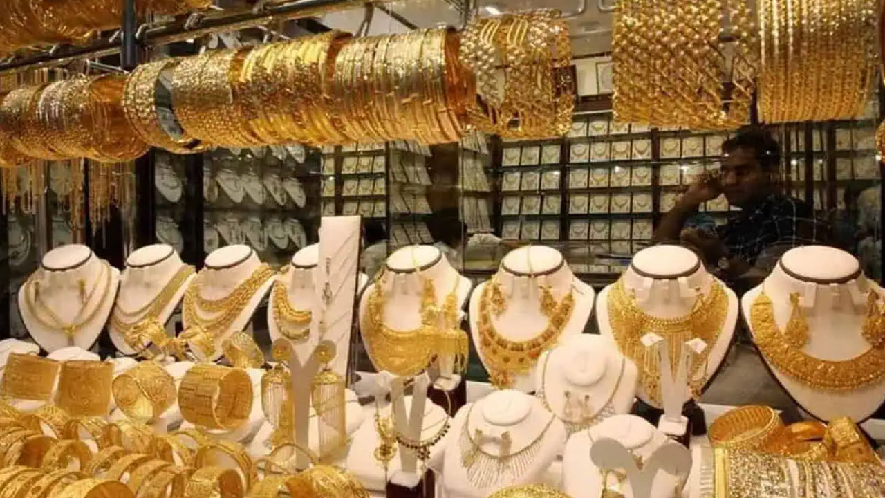 ఈరోజు దుబాయ్‌లో 24 క్యారెట్ల బంగారం 10 గ్రాములకు రూ. 92805.5గా ట్రేడయ్యింది. అయితే భారతదేశంలో నేడు 10 గ్రాములకు రూ. 98,180గా ఉంది. దుబాయ్‌లో బంగారం భారతదేశంలో కంటే తక్కువ ధరే ఉందని చెప్పాలి.