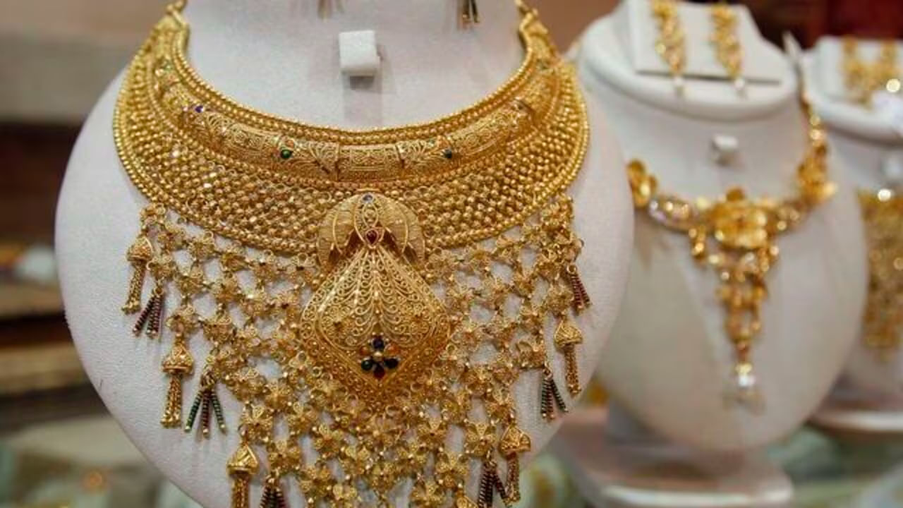  జూలై 16, 2025 బుధ వారం (నిన్న)24 క్యారెట్ల 10 గ్రాముల బంగారం ధర రూ.99,780గా ఉండగా,నేడు రూ.10 తగ్గడంతో గోల్డ్ రేట్ రూ.99,270గా ఉంది. అలాగే 22 క్యారెట్ల 10 గ్రాముల బంగారం ధర నిన్న రూ.91,000గా ఉండగా, నేడు రూ.10 తగ్గడంతో గోల్డ్ రేట్ రూ.90,990గా ఉంది.