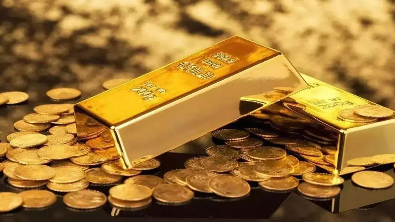 "ఆర్థిక పరిస్థితులు క్షీణించి, ద్రవ్యోల్బణ ఒత్తిళ్లు, భౌగోళిక ఆర్థిక ఉద్రిక్తతలు తీవ్రతరం అయితే బంగారానికి డిమాండ్ గణనీయంగా పెరుగుతుంది. ప్రస్తుత ధరకు 10-15 శాతం పెరుగుతుంది. మరోవైపు విస్తృతమైన, స్థిరమైన సంఘర్షణ పరిష్కారం - ప్రస్తుత వాతావరణంలో అసంభవంగా కనిపించేది - బంగారం ఈ సంవత్సరం లాభాలలో 12-17 శాతం తిరిగి ఇస్తుంది" అని అది నివేదిక తెలిపింది. నిపుణులు పోర్ట్‌ఫోలియోలో వెండితో సహా బంగారంపై కొద్ది భాగాన్ని (5–10 శాతం) మాత్రమే కేటాయించాలని సిఫార్సు చేస్తున్నారు. లిస్టెడ్‌ SGBలు.. 2015 నుండి రిజర్వ్ బ్యాంక్ ఆఫ్ ఇండియా 67 సావరిన్ గోల్డ్ బాండ్స్ (SGB) ట్రాన్చెస్‌లను ప్రారంభించింది. 14.7 కోట్ల యూనిట్లను జారీ చేసింది. అవి BSE, NSE నగదు విభాగంలో లిస్ట్‌ అయ్యాయి. రిటైల్ పెట్టుబడిదారులు వాటిని డీమ్యాట్ ఖాతాల ద్వారా కొనుగోలు చేయవచ్చు, విక్రయించవచ్చు.