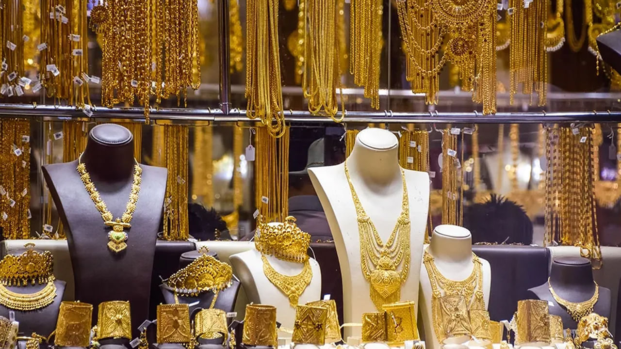 22 క్యారెట్ల బంగారం ధర దుబాయ్‌లో రూ. 85,976.80 కాగా, భారతదేశంలో దాని ధర రూ. 90,000. అదేవిధంగా దుబాయ్‌లో నేడు 18 క్యారెట్ల బంగారం రూ. 70,656.05 కాగా, భారతదేశంలో 10 గ్రాములకు రూ. 73,640 వద్ద కొనసాగుతోంది.