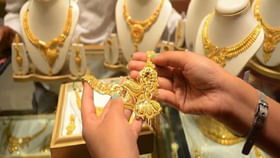 తగ్గుతున్న బంగారం ధరలు.. ఇంకా పెరుగుతాయా? తగ్గుతాయా? తులం ఎంత? తగ్గుతున్న బంగారం ధరలు.. ఇంకా పెరుగుతాయా? తగ్గుతాయా? తులం ఎంత?